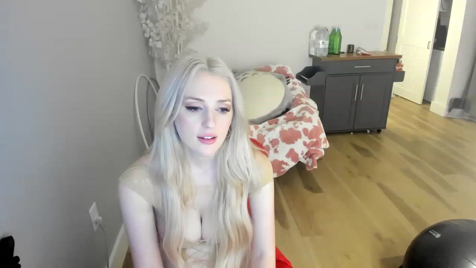Gallery image thumbnail from HugeCOCKMilk's myfreecams stream on, 12/03/2022, 13:14 image 11 of 20