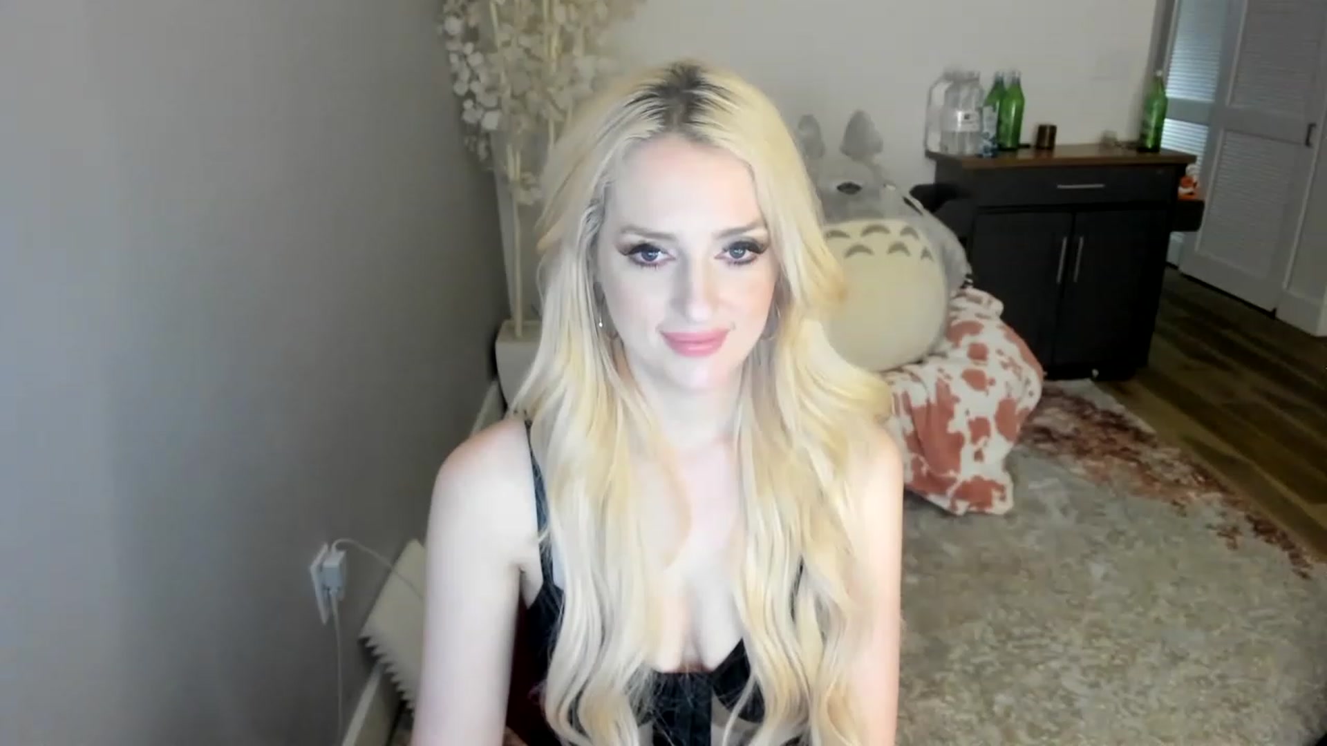 Gallery image thumbnail from HugeCOCKMilk's myfreecams stream on, 01/08/2023, 02:57 image 17 of 20