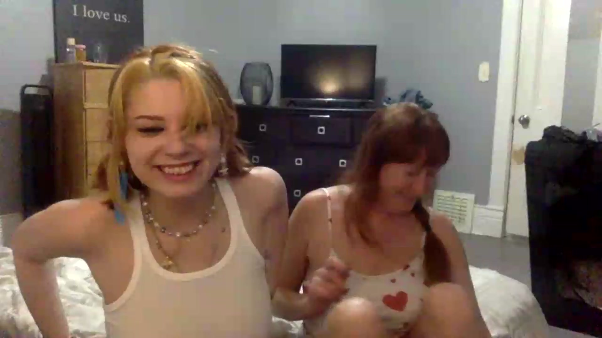 Gallery image thumbnail from HunniBee's myfreecams stream on, 05/13/2026, 03:04 image 16 of 20
