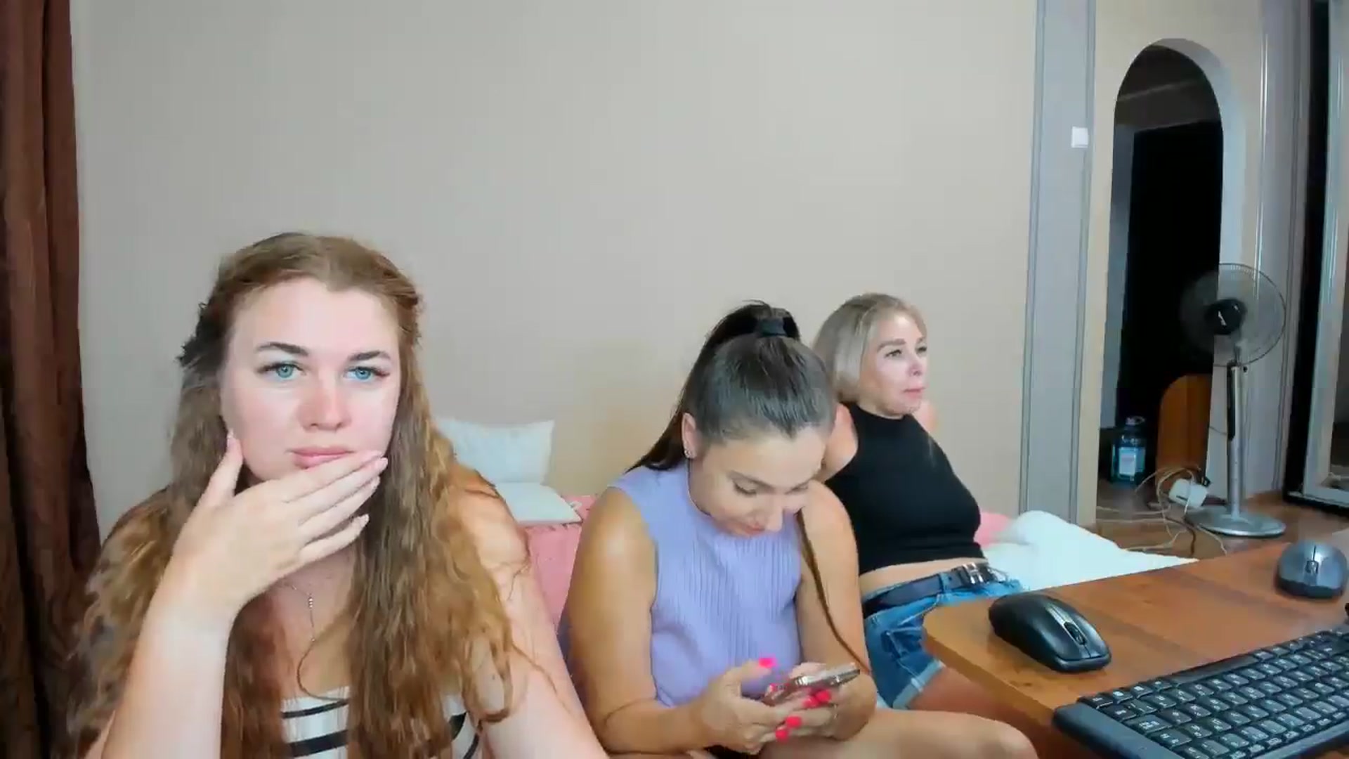 Gallery image thumbnail from IFlowersGirl's myfreecams stream on, 07/14/2024, 10:26 image 17 of 20