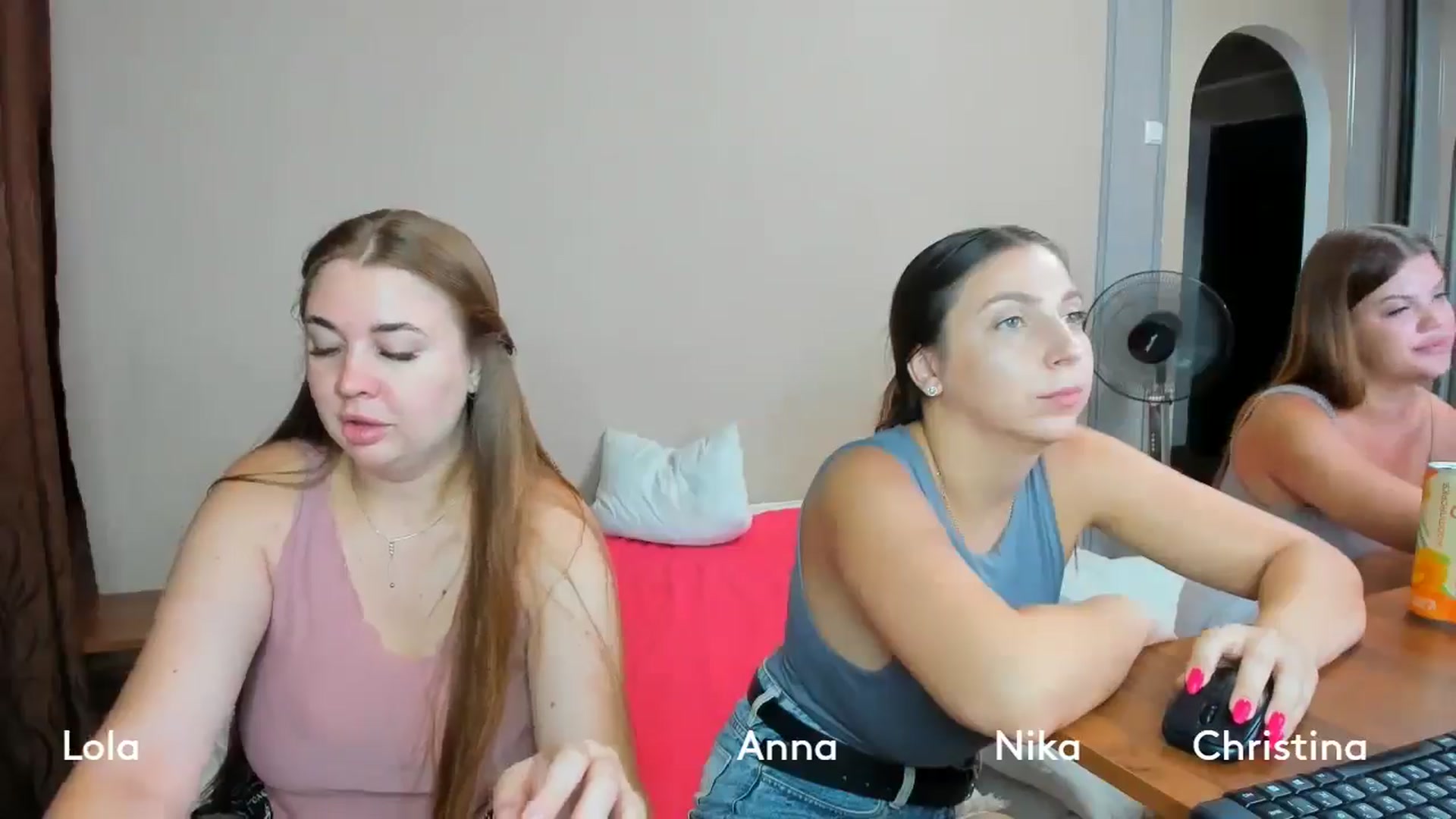 Gallery image thumbnail from IFlowersGirl's myfreecams stream on, 07/17/2024, 11:06 image 3 of 20