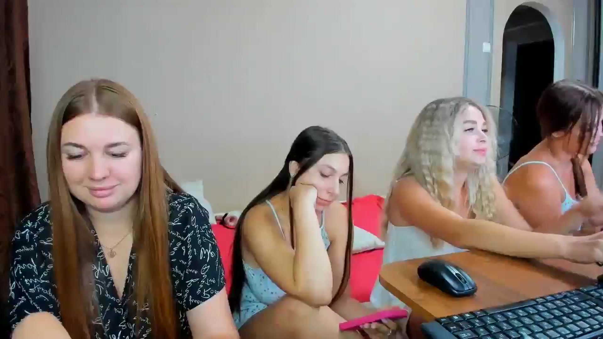 Gallery image thumbnail from IFlowersGirl's myfreecams stream on, 08/01/2024, 10:29 image 8 of 20