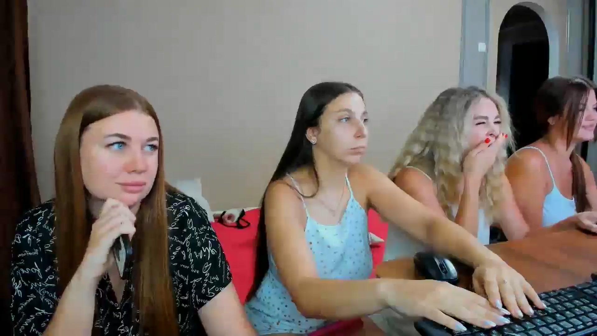 Gallery image thumbnail from IFlowersGirl's myfreecams stream on, 08/01/2024, 10:29 image 14 of 20