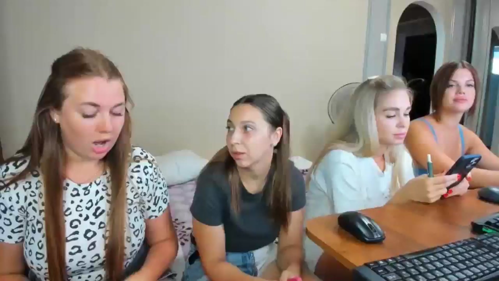 Gallery image thumbnail from IFlowersGirl's myfreecams stream on, 08/08/2024, 09:52 image 1 of 20