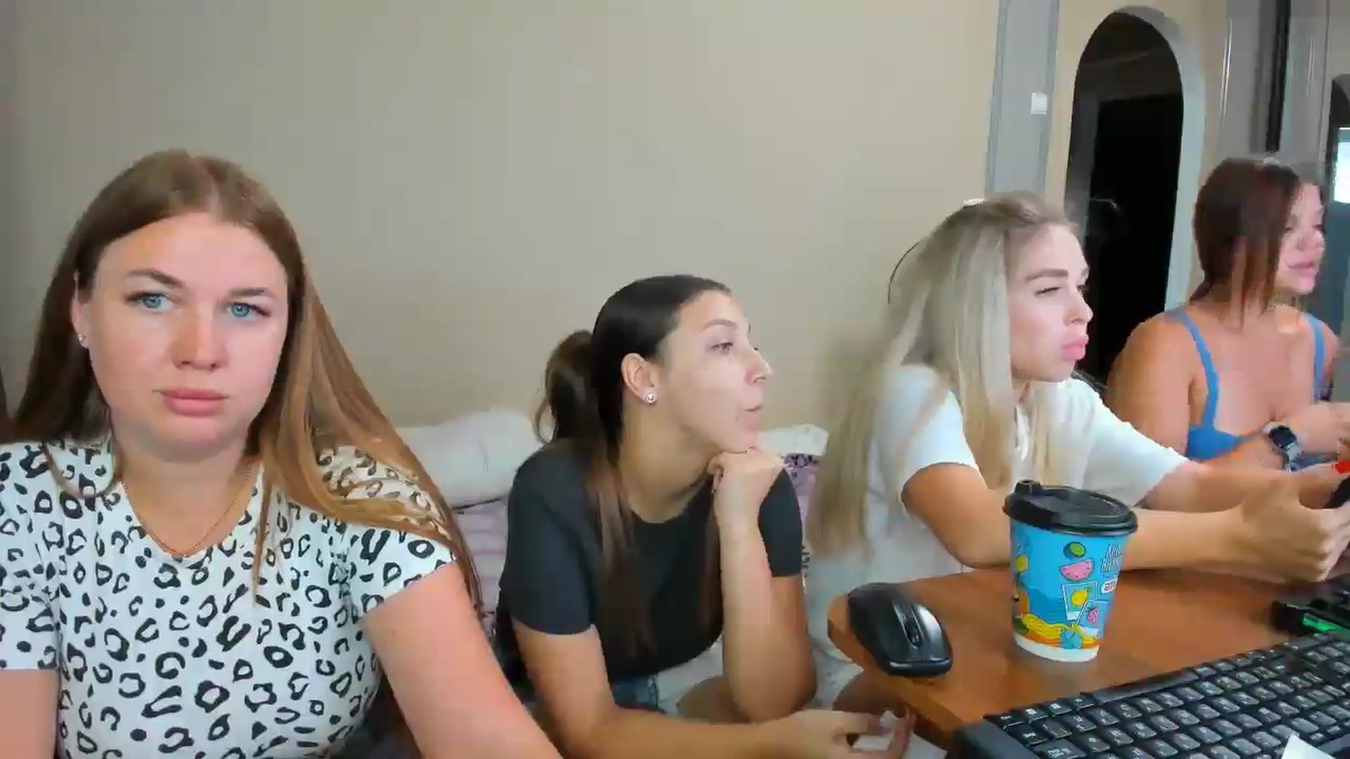 Gallery image thumbnail from IFlowersGirl's myfreecams stream on, 08/08/2024, 09:52 image 8 of 20