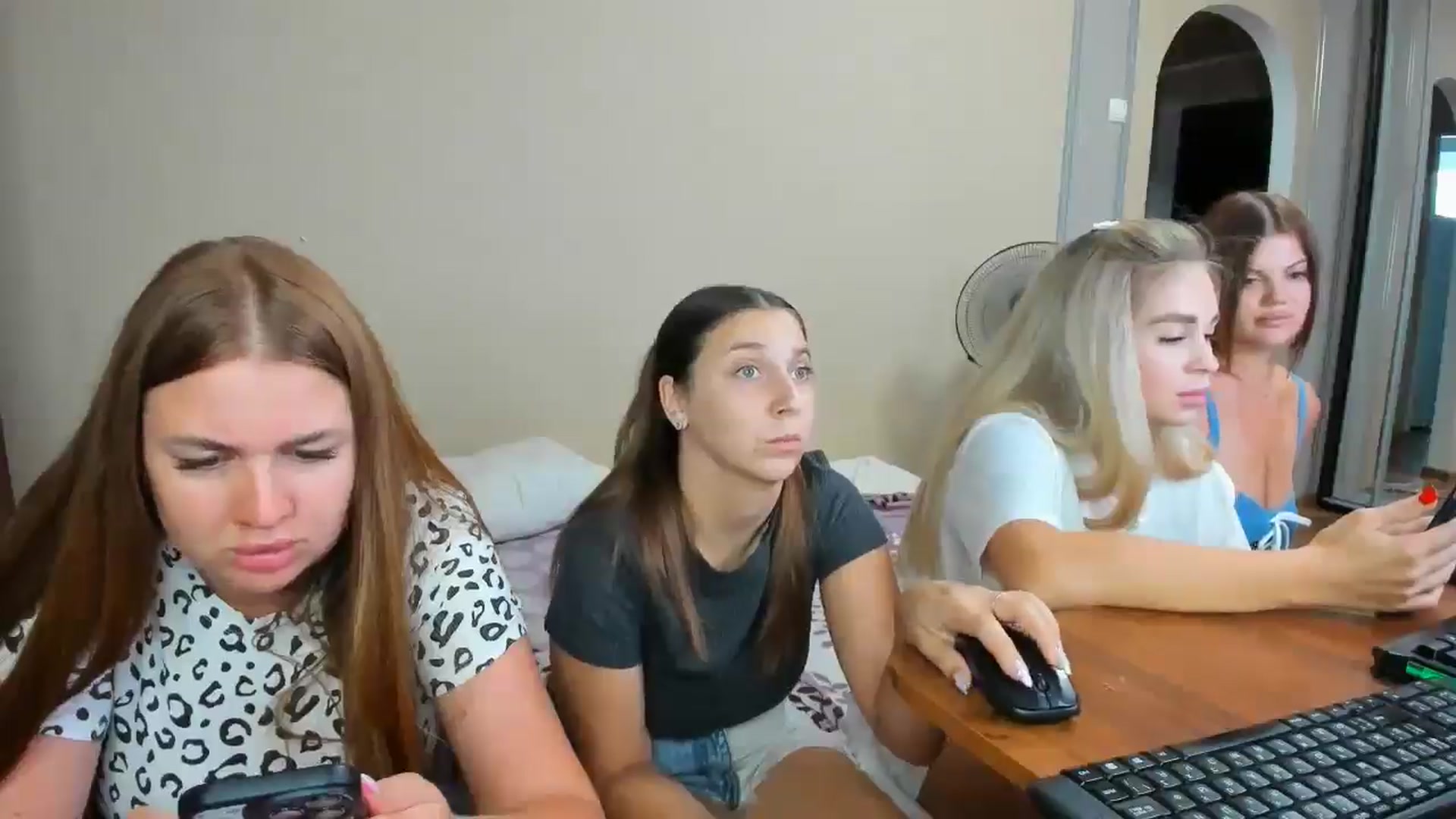Gallery image thumbnail from IFlowersGirl's myfreecams stream on, 08/08/2024, 09:52 image 3 of 20