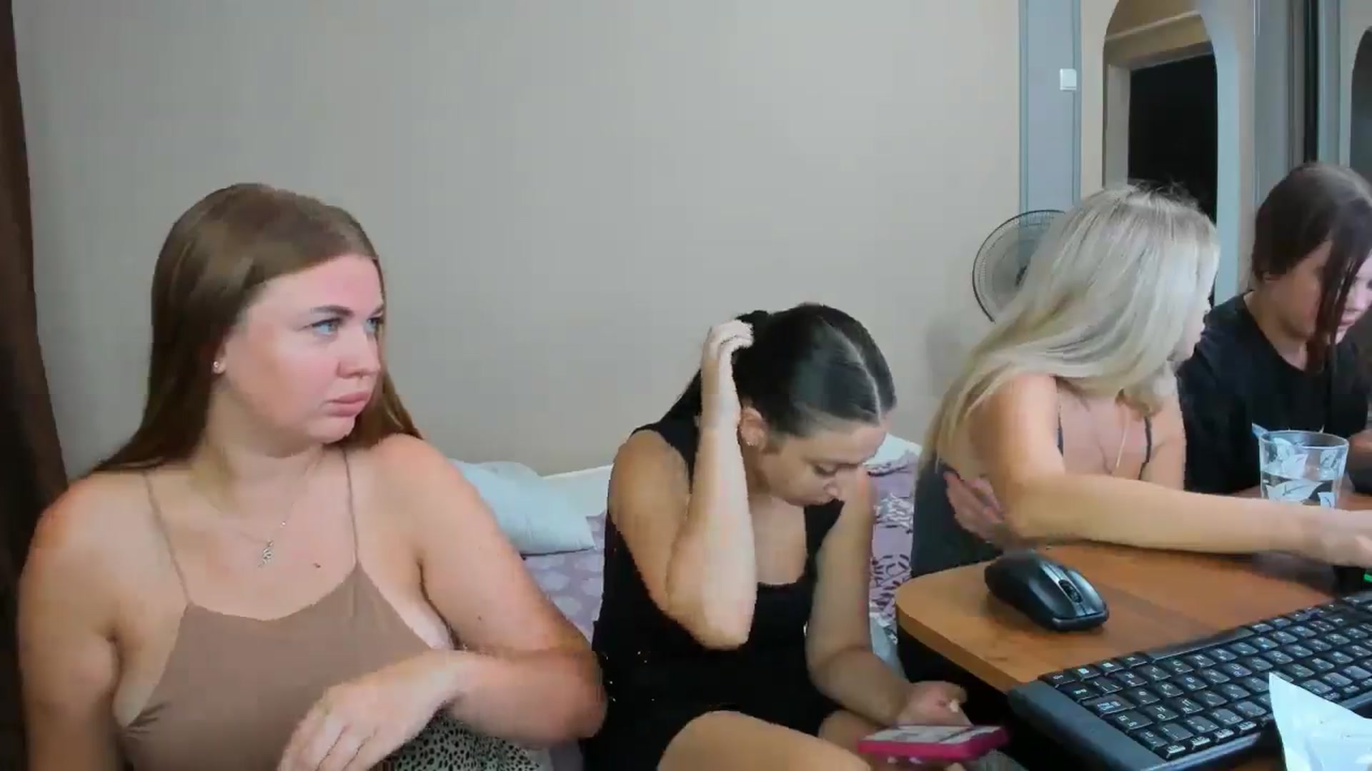 Gallery image thumbnail from IFlowersGirl's myfreecams stream on, 08/09/2024, 07:22 image 10 of 20