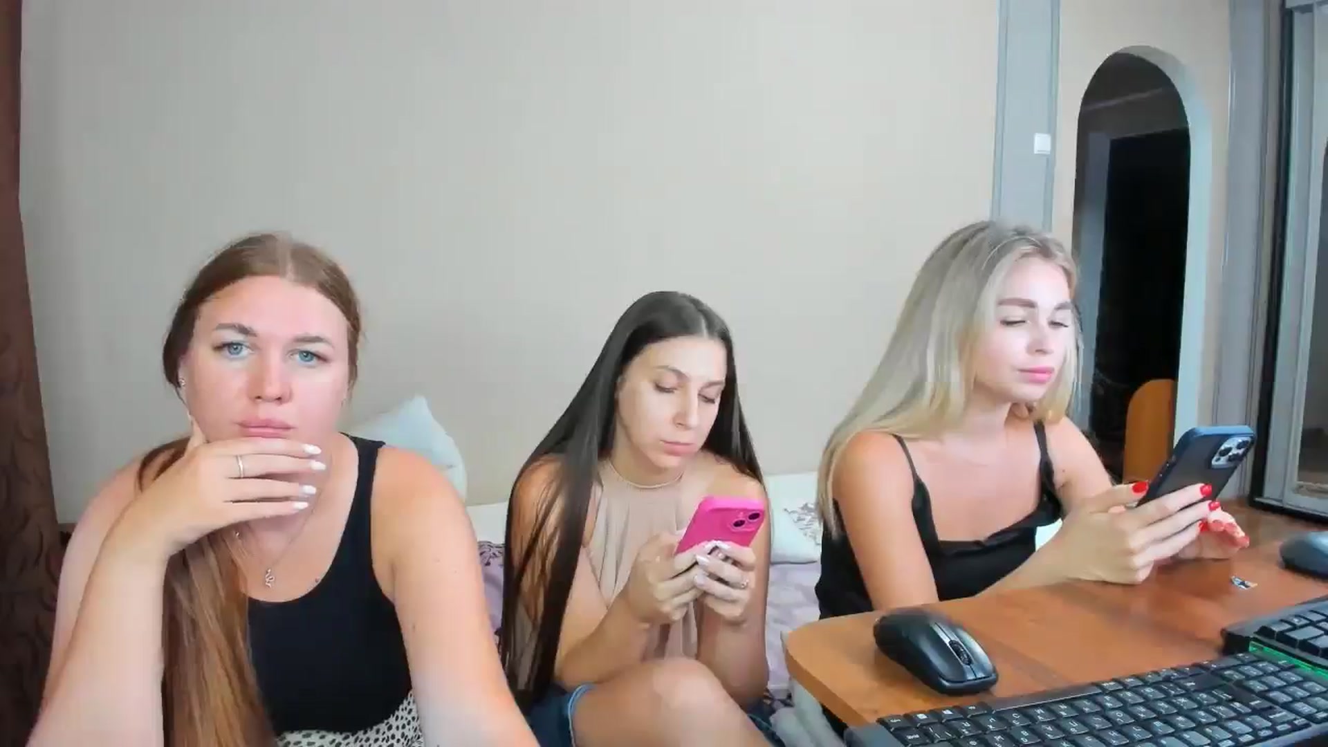 Gallery image thumbnail from IFlowersGirl's myfreecams stream on, 08/10/2024, 09:49 image 2 of 20