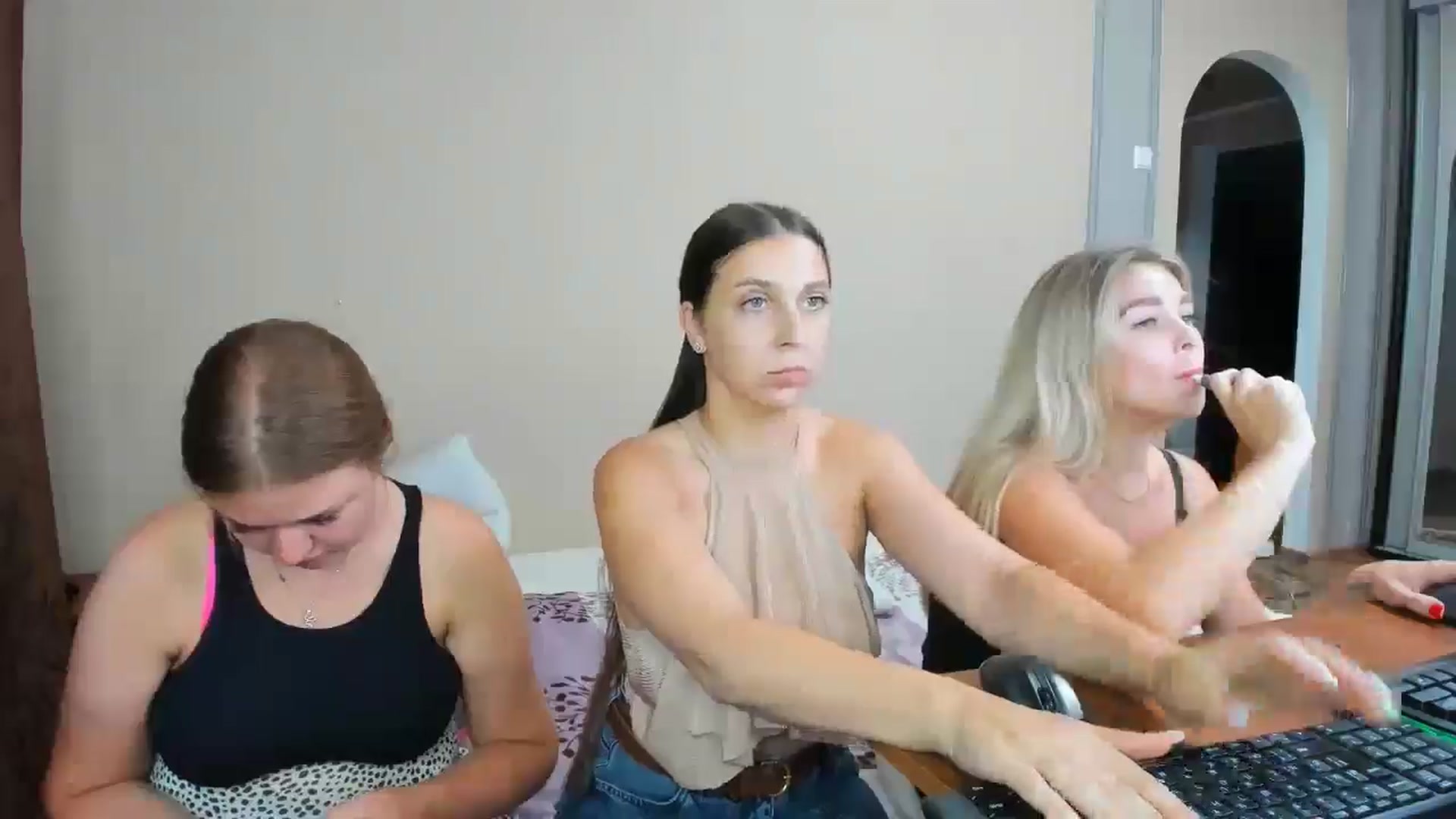 Gallery image thumbnail from IFlowersGirl's myfreecams stream on, 08/10/2024, 09:49 image 6 of 20
