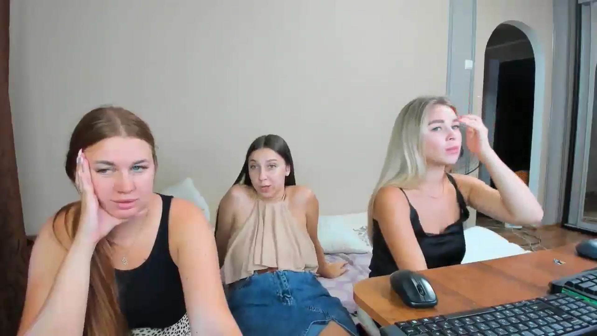 Gallery image thumbnail from IFlowersGirl's myfreecams stream on, 08/10/2024, 09:49 image 3 of 20