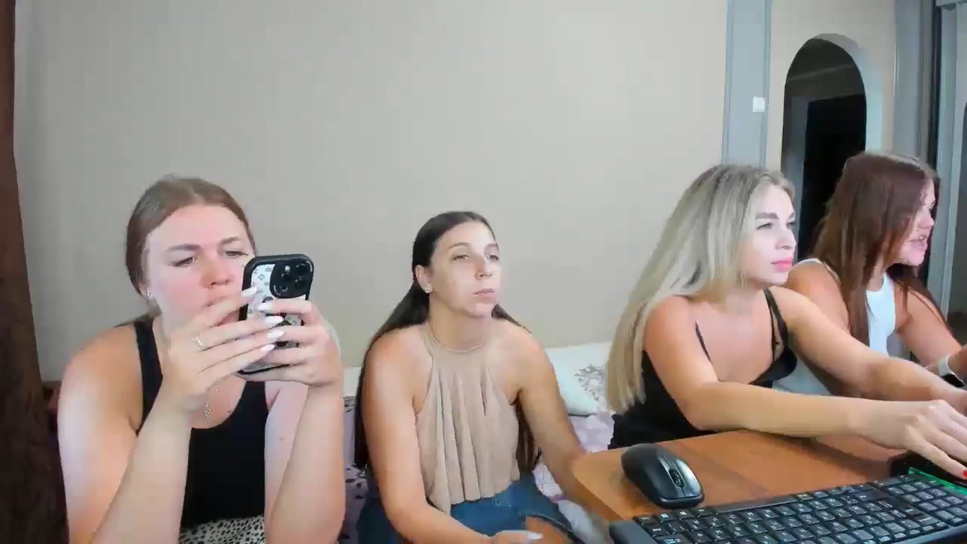 Gallery image thumbnail from IFlowersGirl's myfreecams stream on, 08/10/2024, 09:49 image 13 of 20