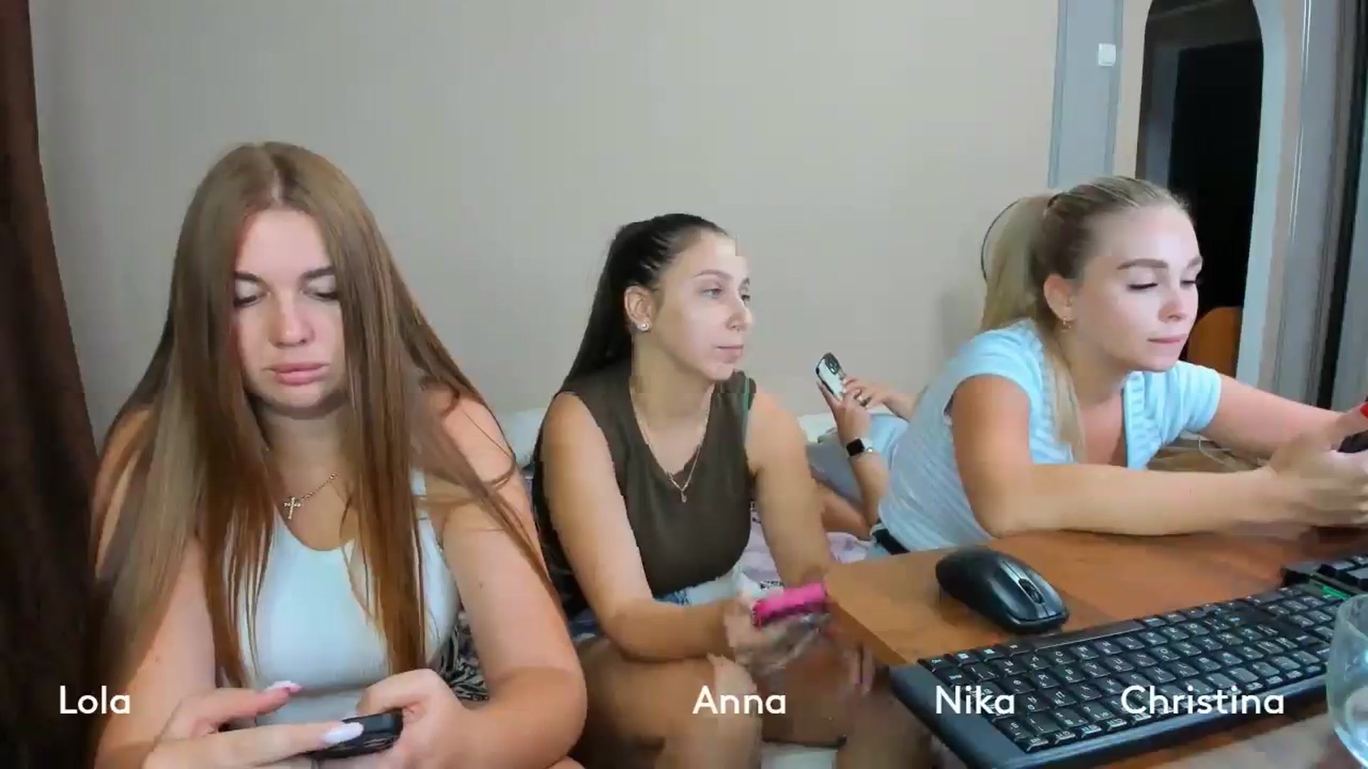 Gallery image thumbnail from IFlowersGirl's myfreecams stream on, 08/12/2024, 09:53 image 6 of 20