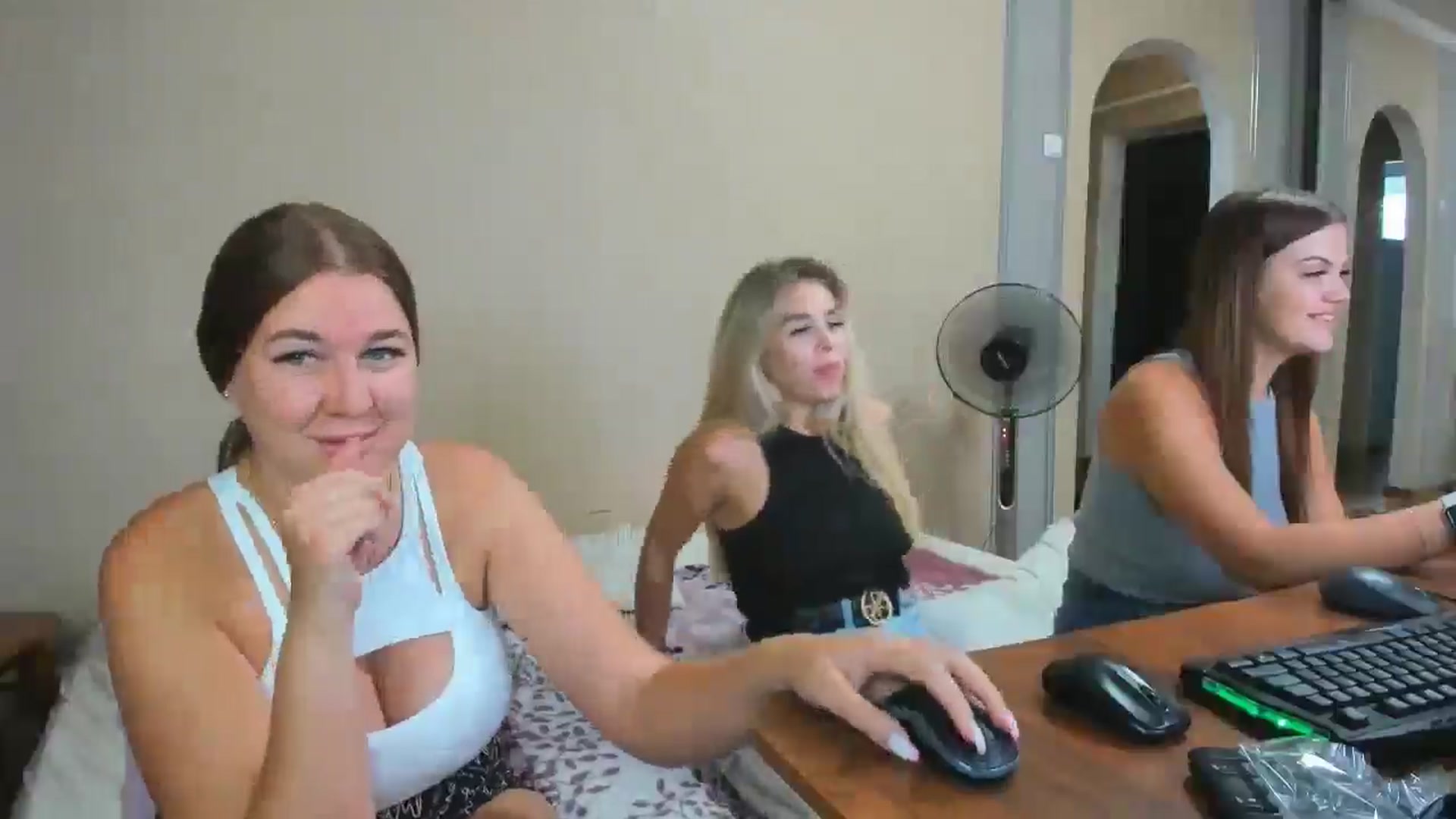 Gallery image thumbnail from IFlowersGirl's myfreecams stream on, 08/17/2024, 12:31 image 7 of 20