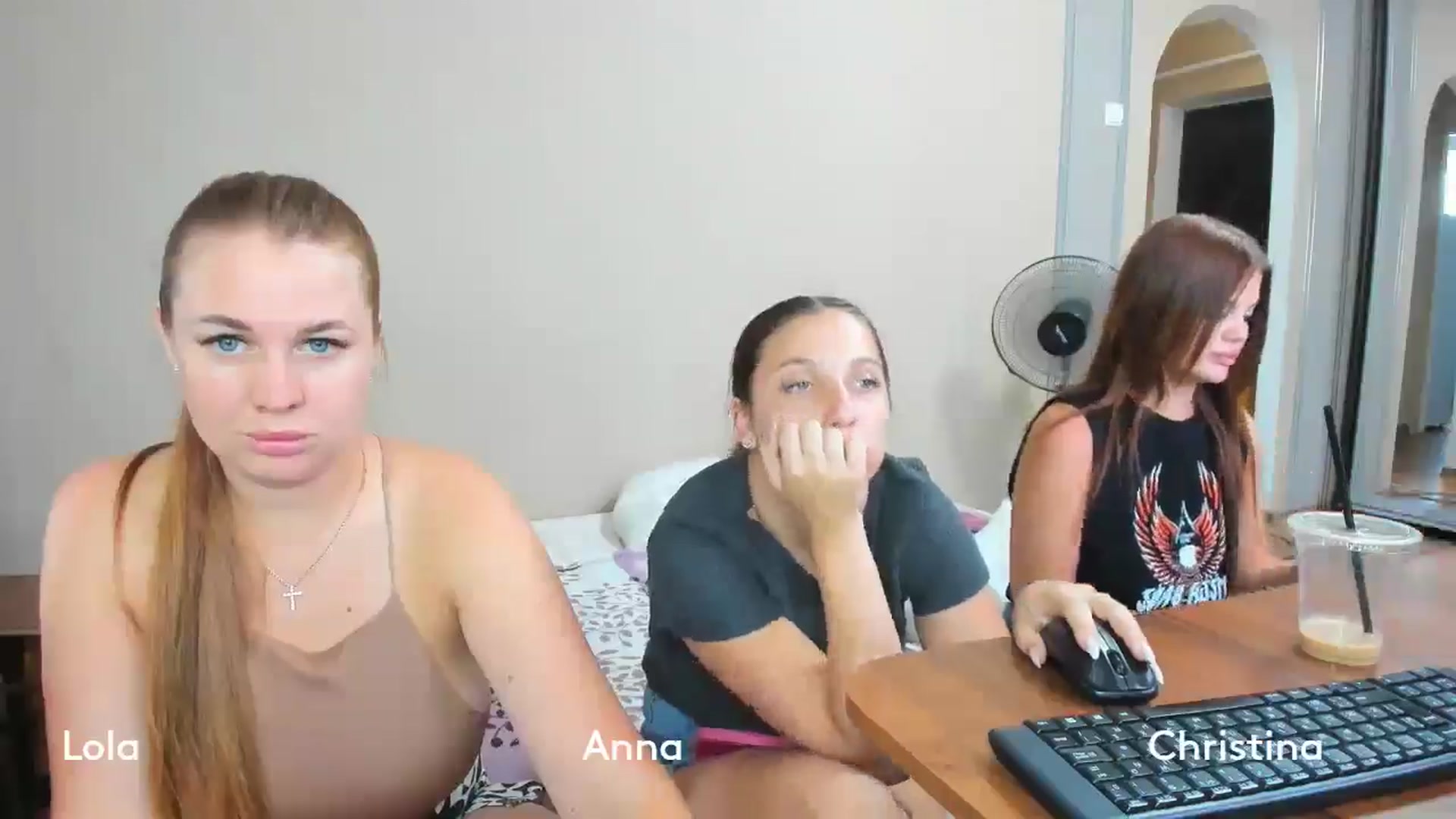 Gallery image thumbnail from IFlowersGirl's myfreecams stream on, 08/18/2024, 11:38 image 16 of 20