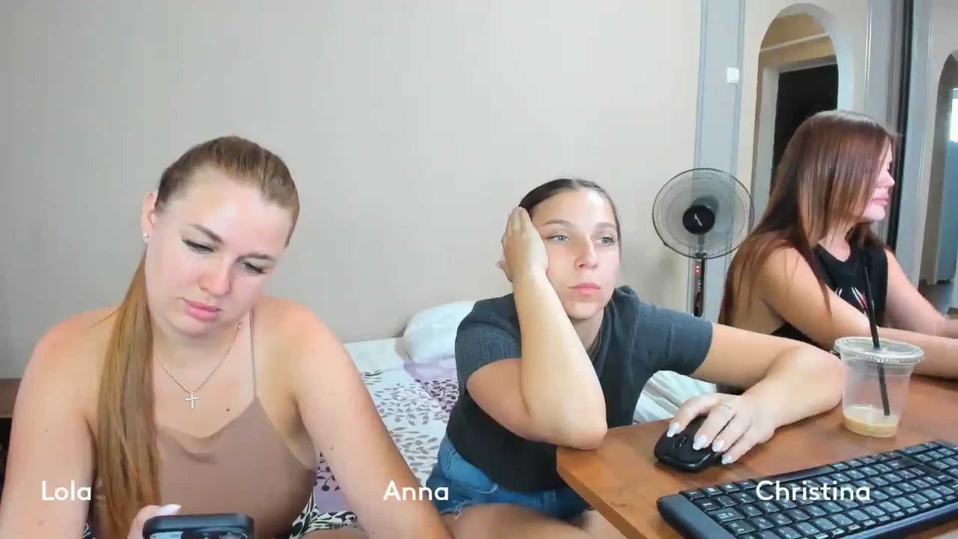 Gallery image thumbnail from IFlowersGirl's myfreecams stream on, 08/18/2024, 11:38 image 8 of 20
