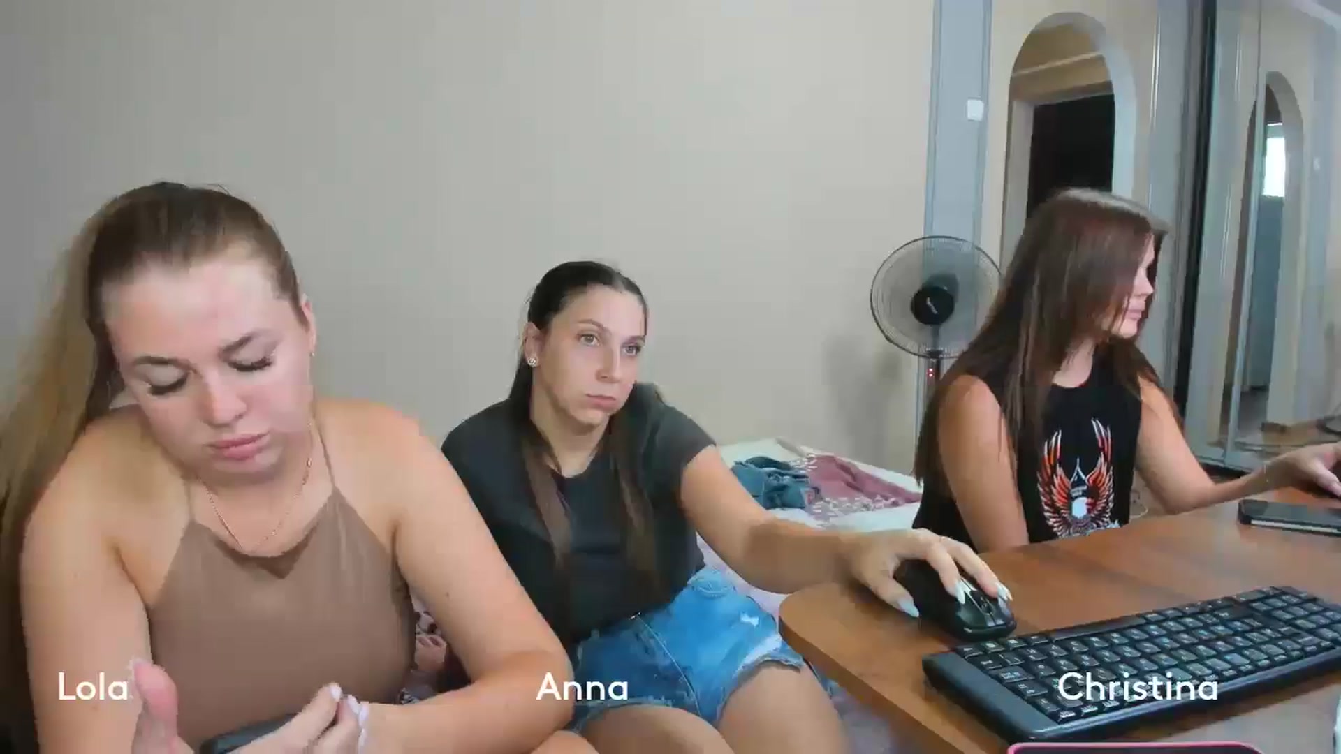Gallery image thumbnail from IFlowersGirl's myfreecams stream on, 08/18/2024, 12:35 image 6 of 20