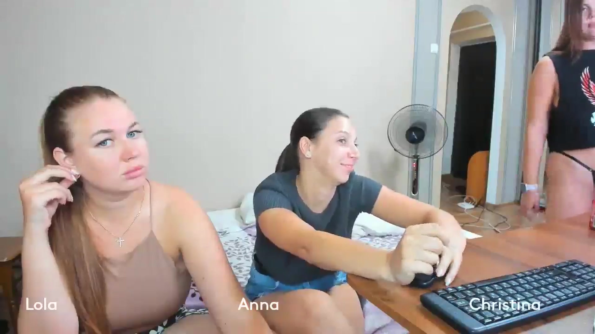 Gallery image thumbnail from IFlowersGirl's myfreecams stream on, 08/18/2024, 12:35 image 17 of 20