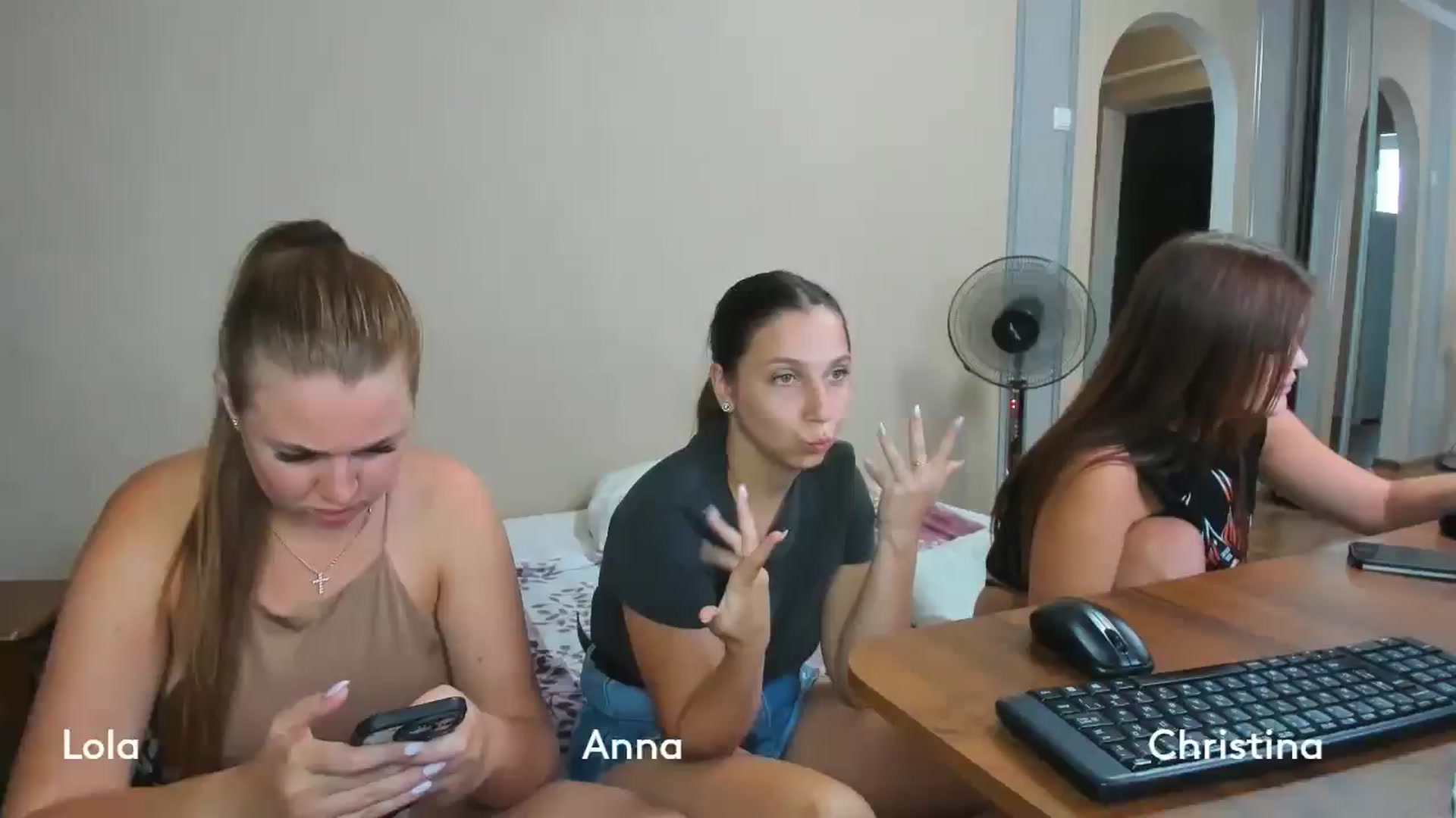 Gallery image thumbnail from IFlowersGirl's myfreecams stream on, 08/18/2024, 12:35 image 13 of 20