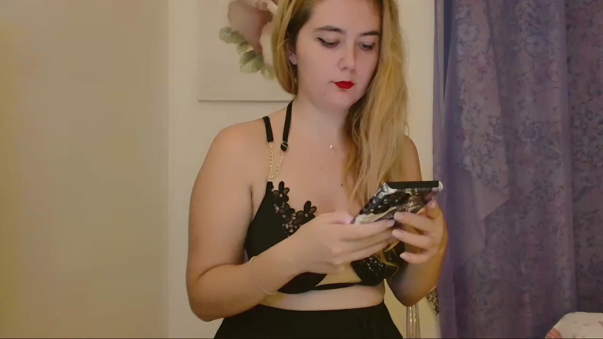 Gallery image thumbnail from IT_Ariana's myfreecams stream on, 12/08/2023, 02:56 image 8 of 20