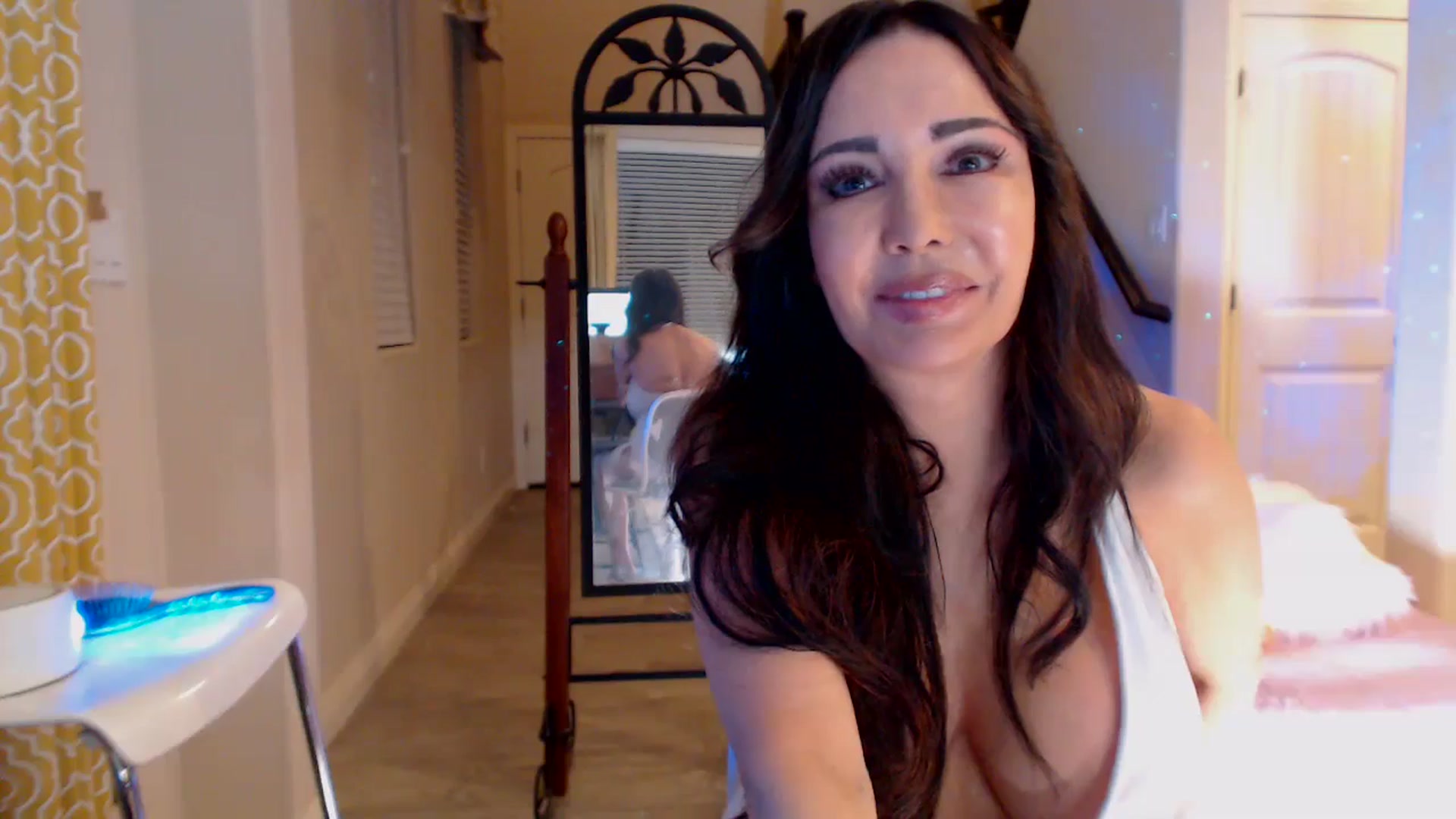 Gallery image thumbnail from IamJewel's myfreecams stream on, 09/03/2024, 03:14 image 8 of 20