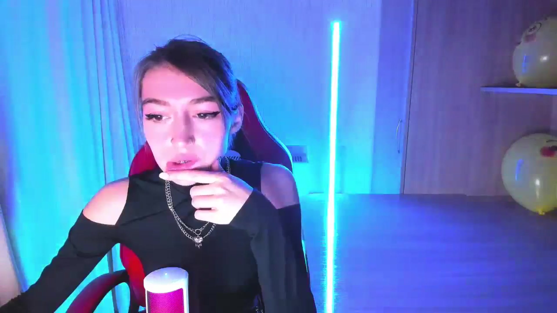Gallery image thumbnail from Iam_Best's myfreecams stream on, 09/19/2023, 24:58 image 5 of 20