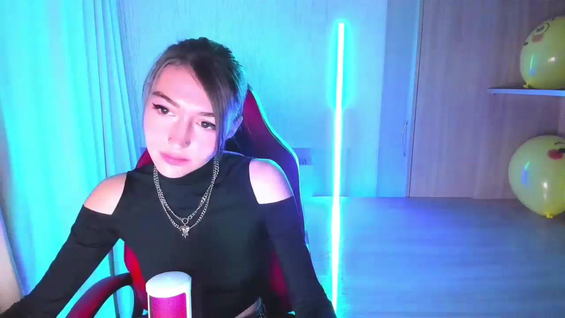 Gallery image thumbnail from Iam_Best's myfreecams stream on, 09/19/2023, 24:58 image 6 of 20