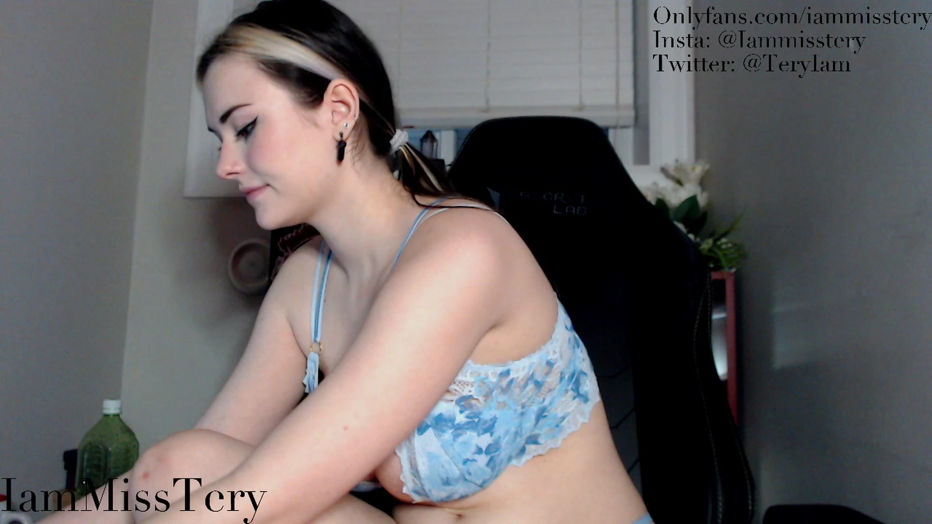 Gallery image thumbnail from Iam_MissTery's myfreecams stream on, 11/30/2022, 23:48 image 17 of 20