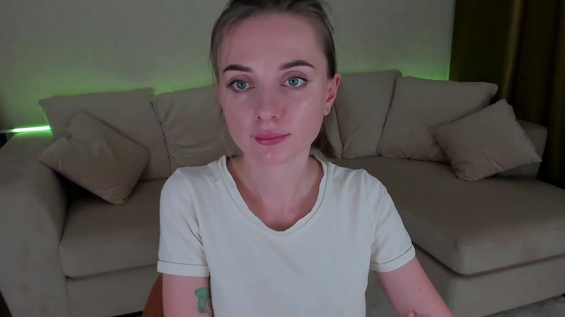 Gallery image thumbnail from Iam_Sasha's myfreecams stream on, 11/25/2022, 07:53 image 16 of 20