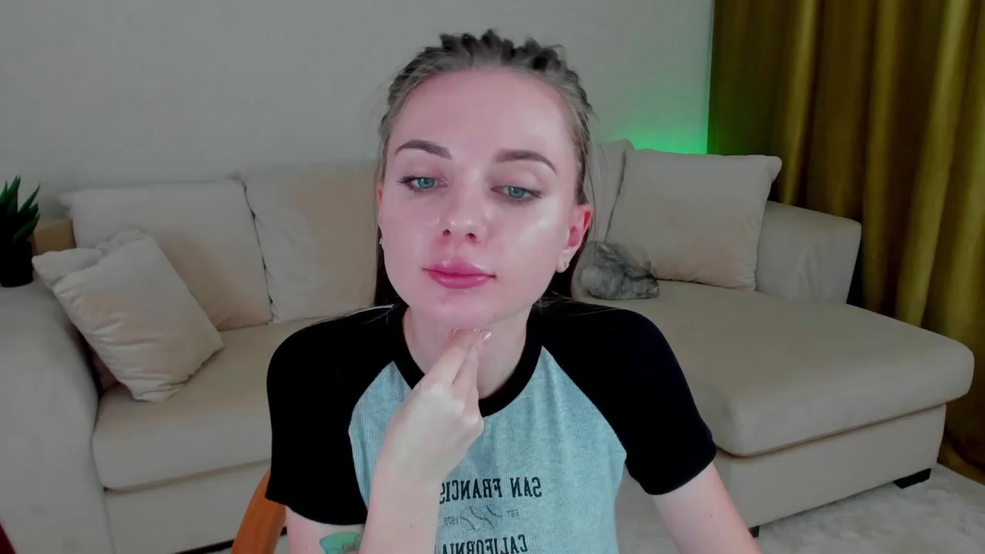 Gallery image thumbnail from Iam_Sasha's myfreecams stream on, 11/29/2022, 12:59 image 18 of 20