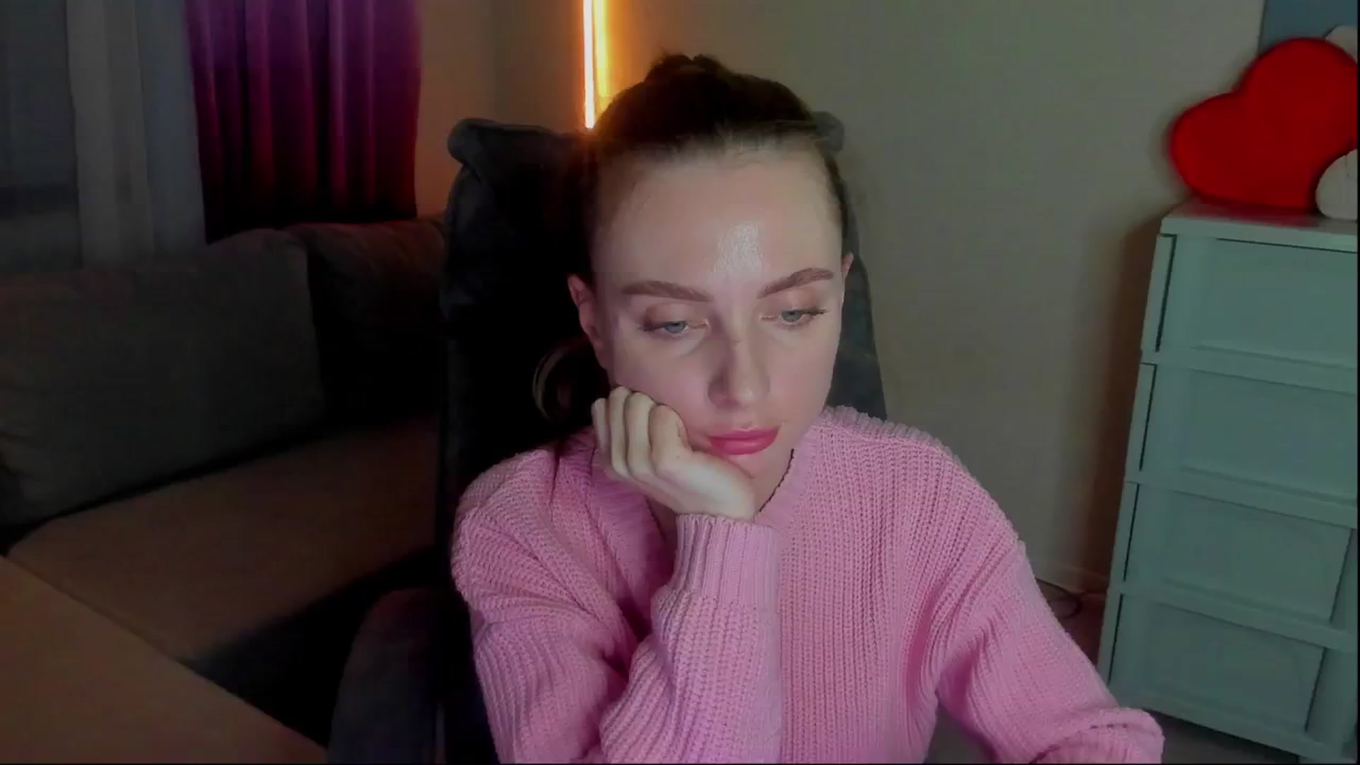 Gallery image thumbnail from Iam_Sasha's myfreecams stream on, 12/25/2024, 15:48 image 19 of 20