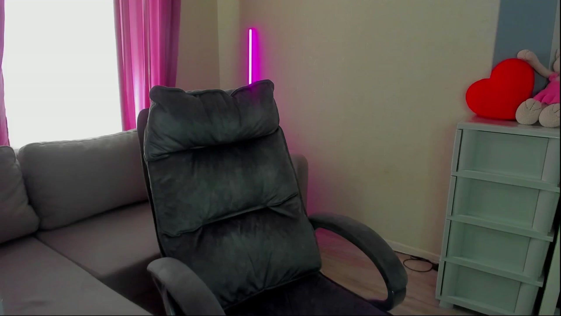 Gallery image thumbnail from Iam_Sasha's myfreecams stream on, 04/21/2025, 10:32 image 18 of 20