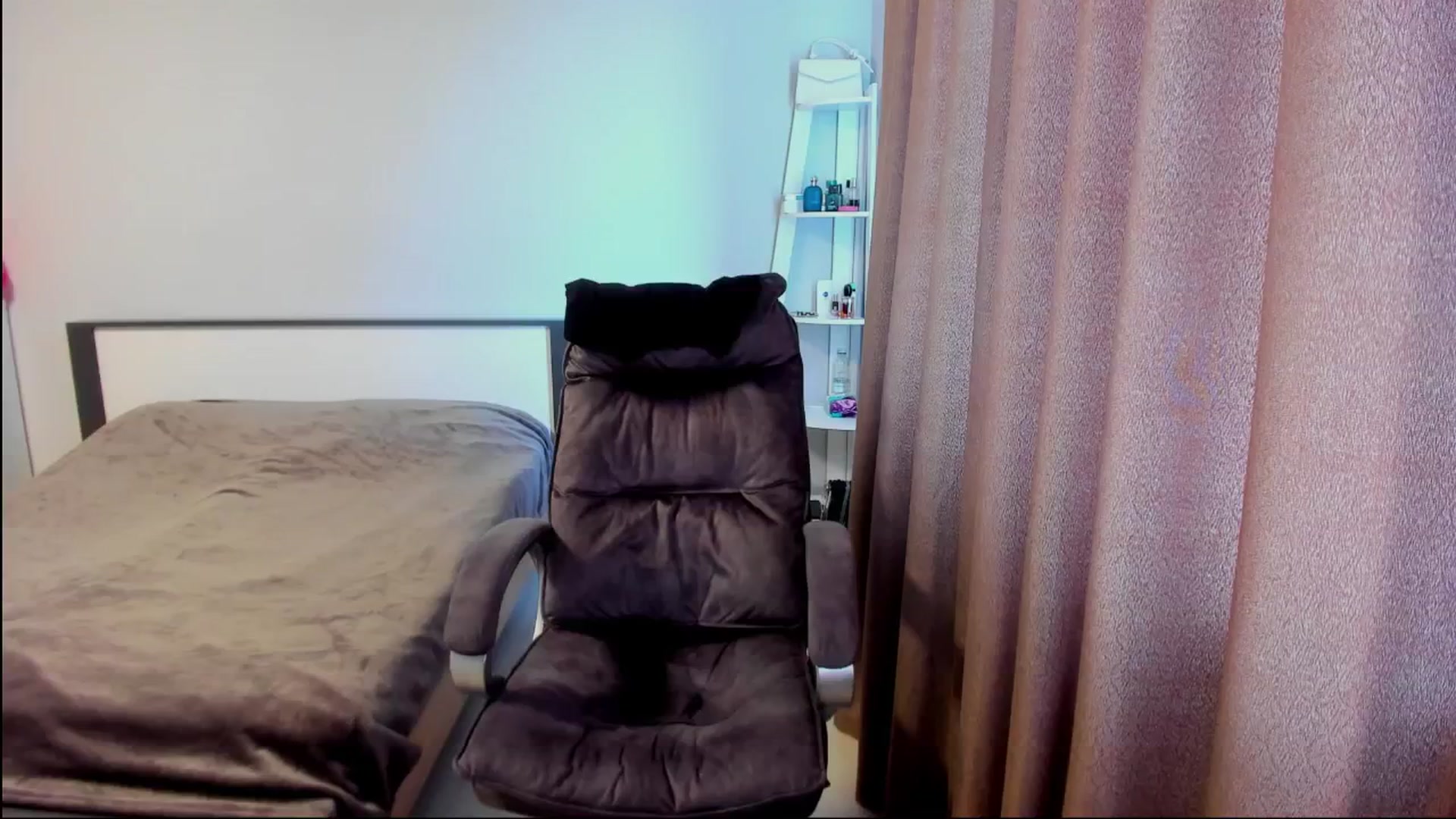 Gallery image thumbnail from Iam_Sasha's myfreecams stream on, 07/04/2025, 12:11 image 5 of 20