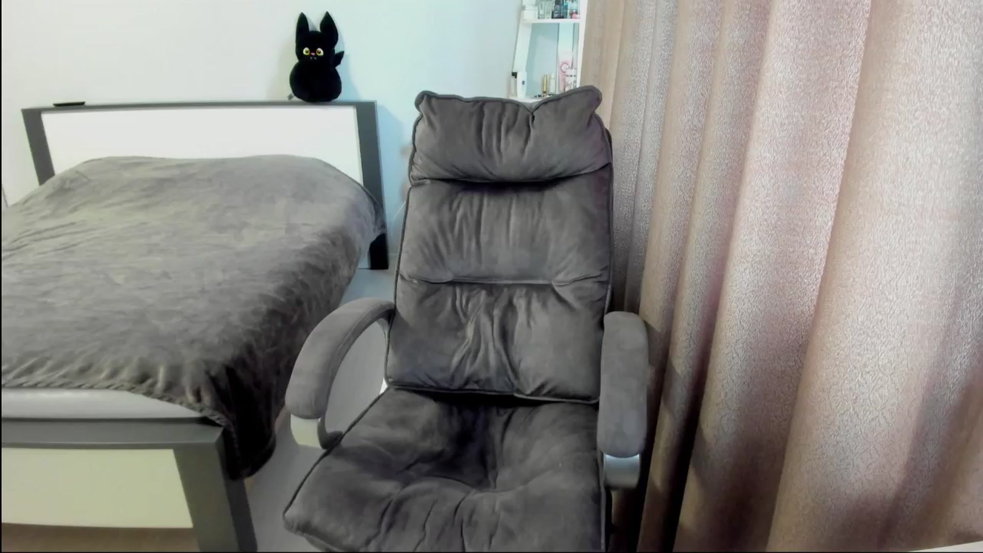 Gallery image thumbnail from Iam_Sasha's myfreecams stream on, 08/19/2025, 09:38 image 4 of 20