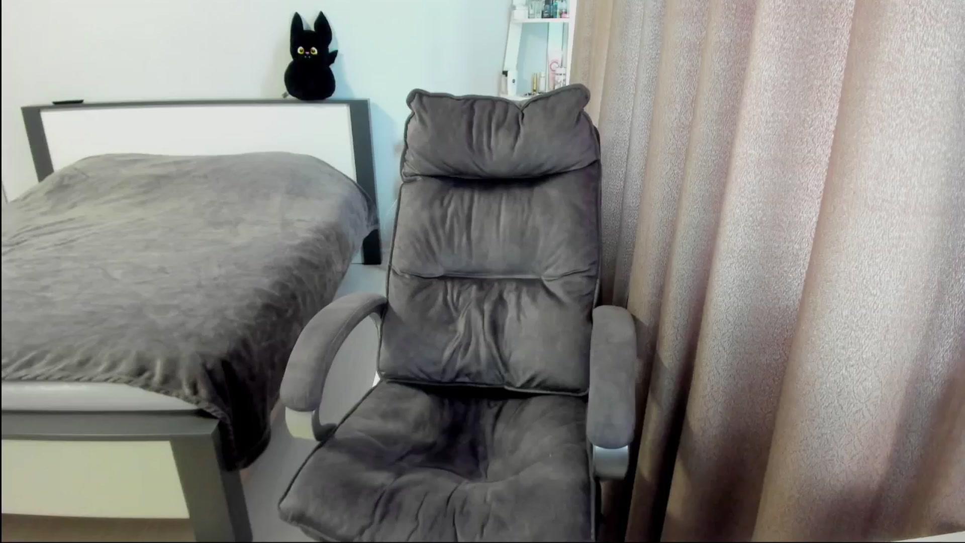 Gallery image thumbnail from Iam_Sasha's myfreecams stream on, 08/19/2025, 09:38 image 15 of 20