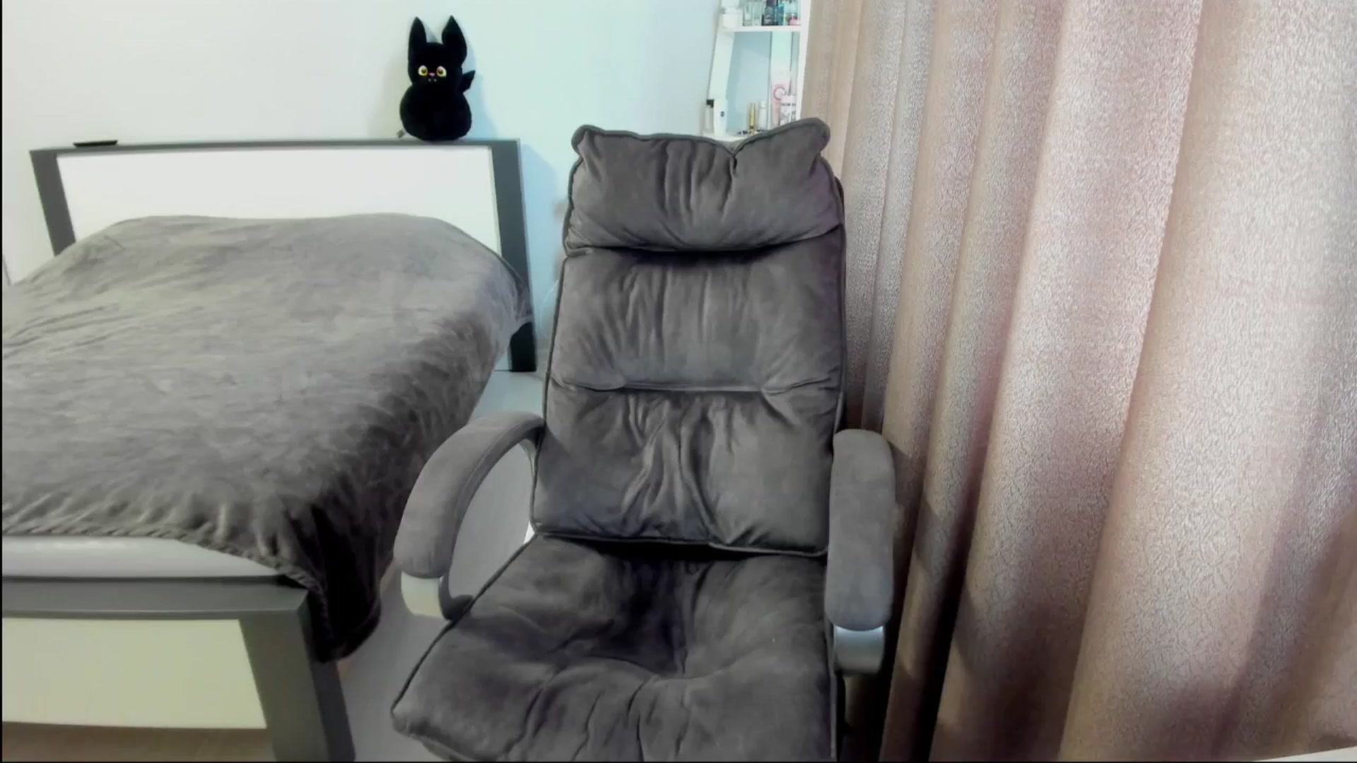 Gallery image thumbnail from Iam_Sasha's myfreecams stream on, 08/19/2025, 09:38 image 6 of 20