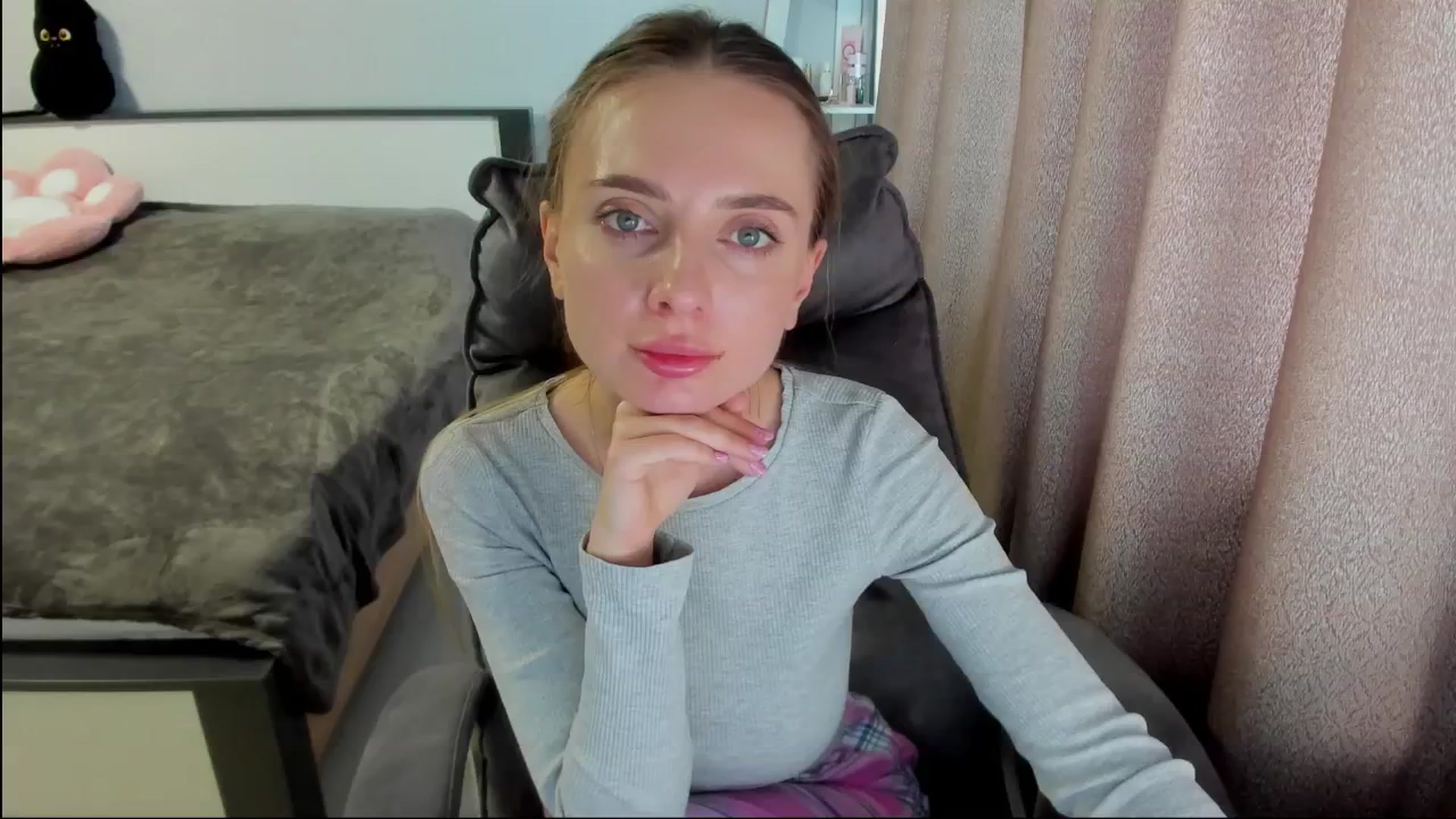 Gallery image thumbnail from Iam_Sasha's myfreecams stream on, 08/20/2025, 09:49 image 3 of 20