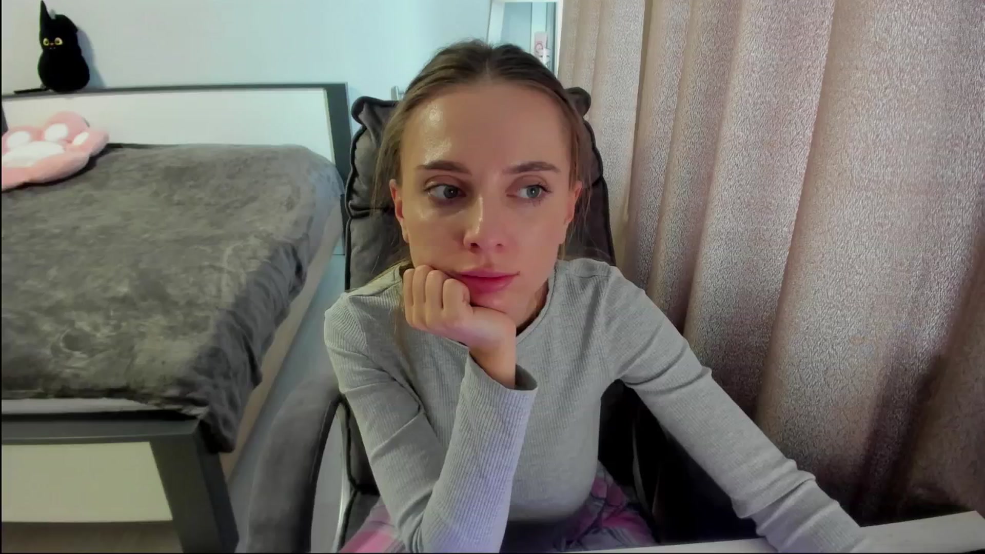 Gallery image thumbnail from Iam_Sasha's myfreecams stream on, 08/20/2025, 12:43 image 17 of 20