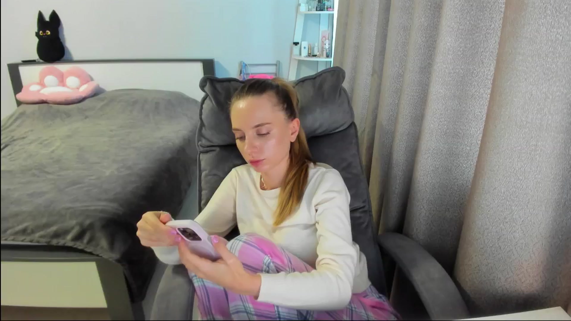 Gallery image thumbnail from Iam_Sasha's myfreecams stream on, 08/21/2025, 09:58 image 18 of 20