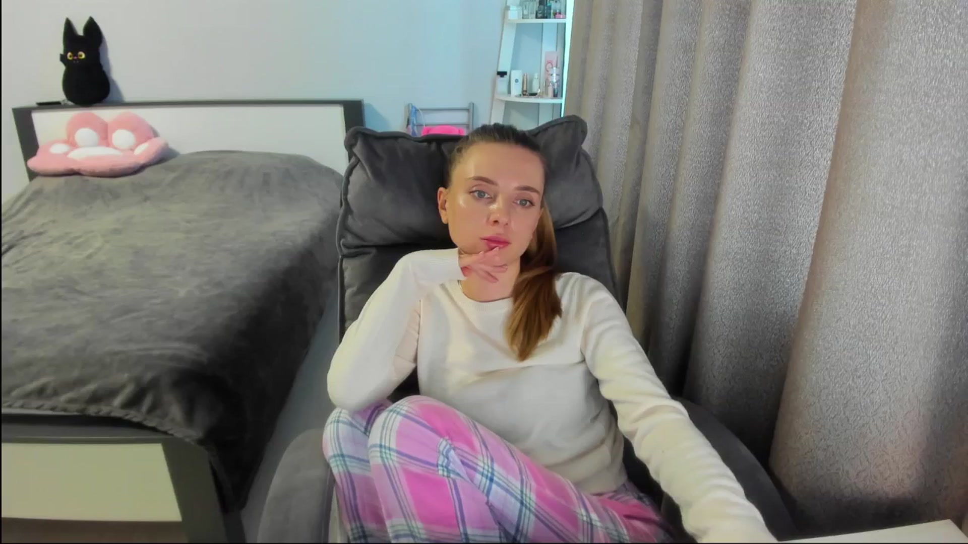 Gallery image thumbnail from Iam_Sasha's myfreecams stream on, 08/21/2025, 09:58 image 6 of 20