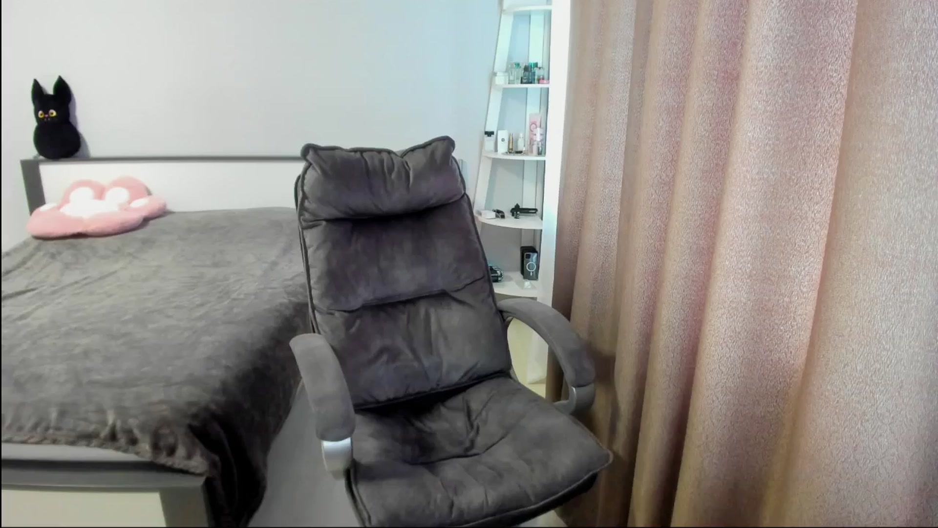 Gallery image thumbnail from Iam_Sasha's myfreecams stream on, 08/22/2025, 11:29 image 4 of 20