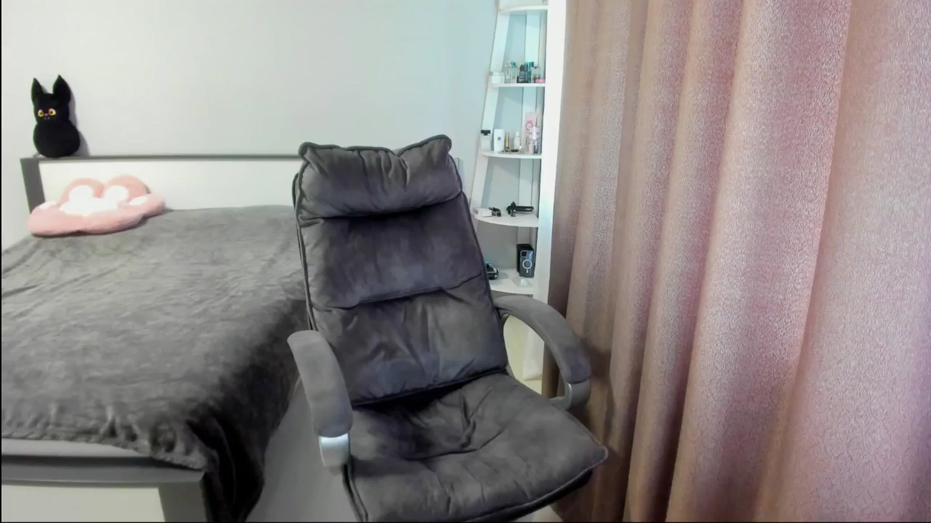 Gallery image thumbnail from Iam_Sasha's myfreecams stream on, 08/22/2025, 11:29 image 1 of 20