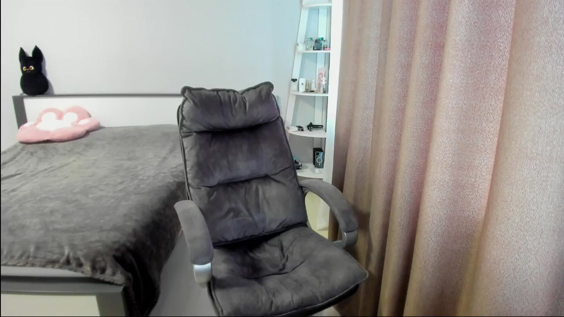 Gallery image thumbnail from Iam_Sasha's myfreecams stream on, 08/22/2025, 11:29 image 6 of 20
