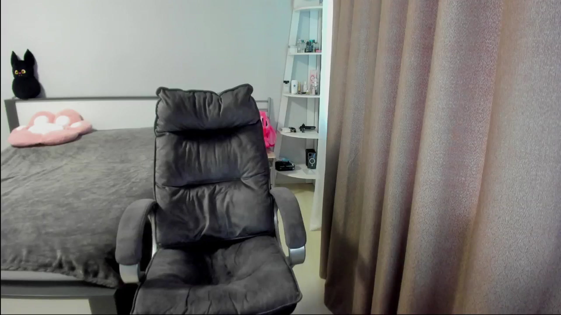 Gallery image thumbnail from Iam_Sasha's myfreecams stream on, 08/22/2025, 11:29 image 18 of 20
