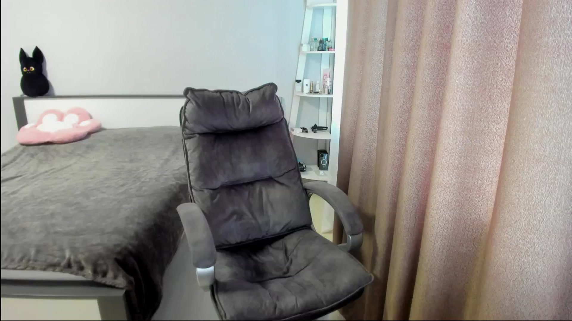 Gallery image thumbnail from Iam_Sasha's myfreecams stream on, 08/22/2025, 11:29 image 5 of 20