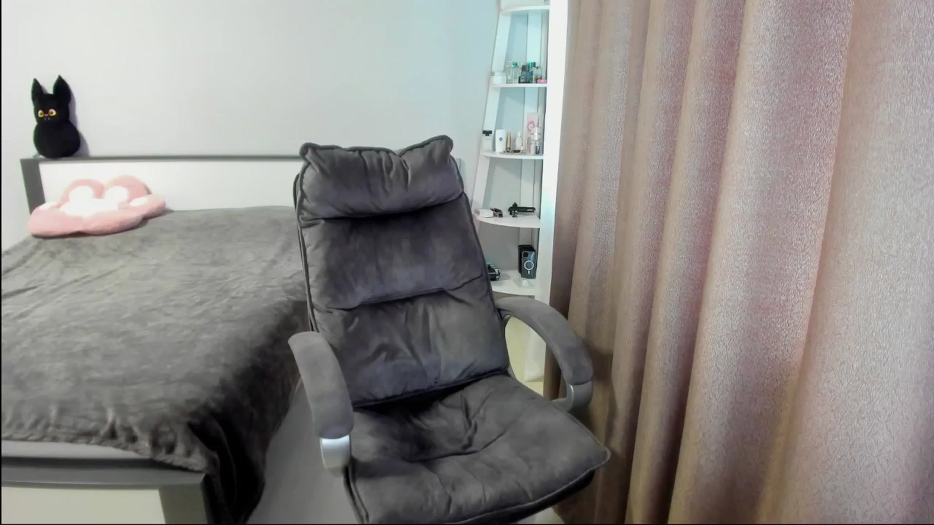 Gallery image thumbnail from Iam_Sasha's myfreecams stream on, 08/22/2025, 11:29 image 2 of 20