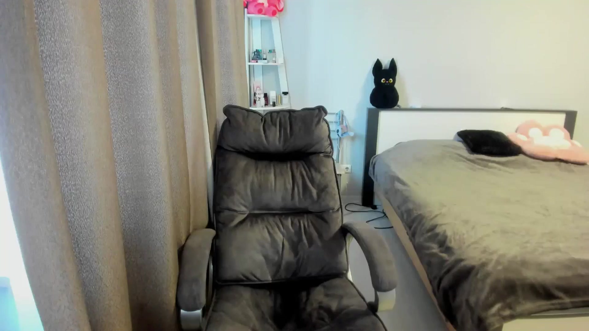 Gallery image thumbnail from Iam_Sasha's myfreecams stream on, 09/10/2025, 11:33 image 10 of 20
