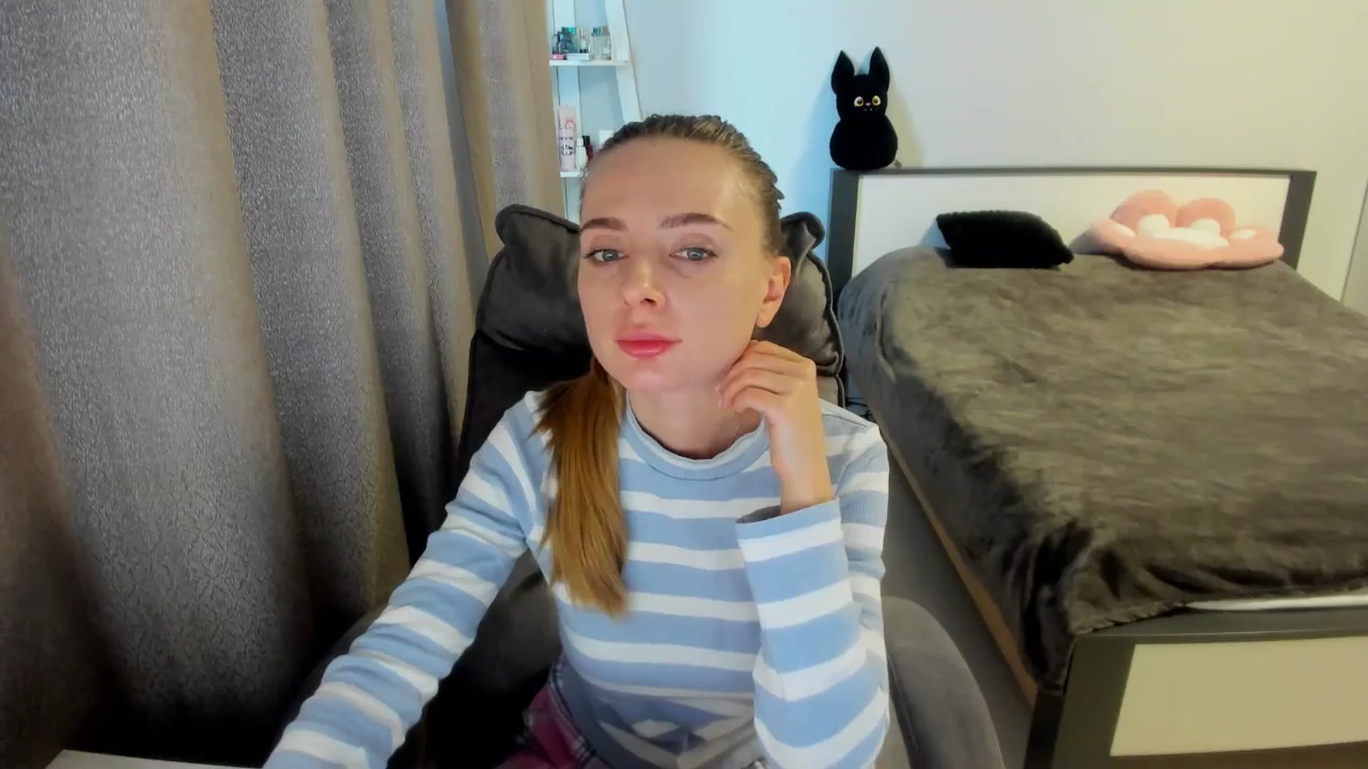 Gallery image thumbnail from Iam_Sasha's myfreecams stream on, 09/14/2025, 11:45 image 19 of 20