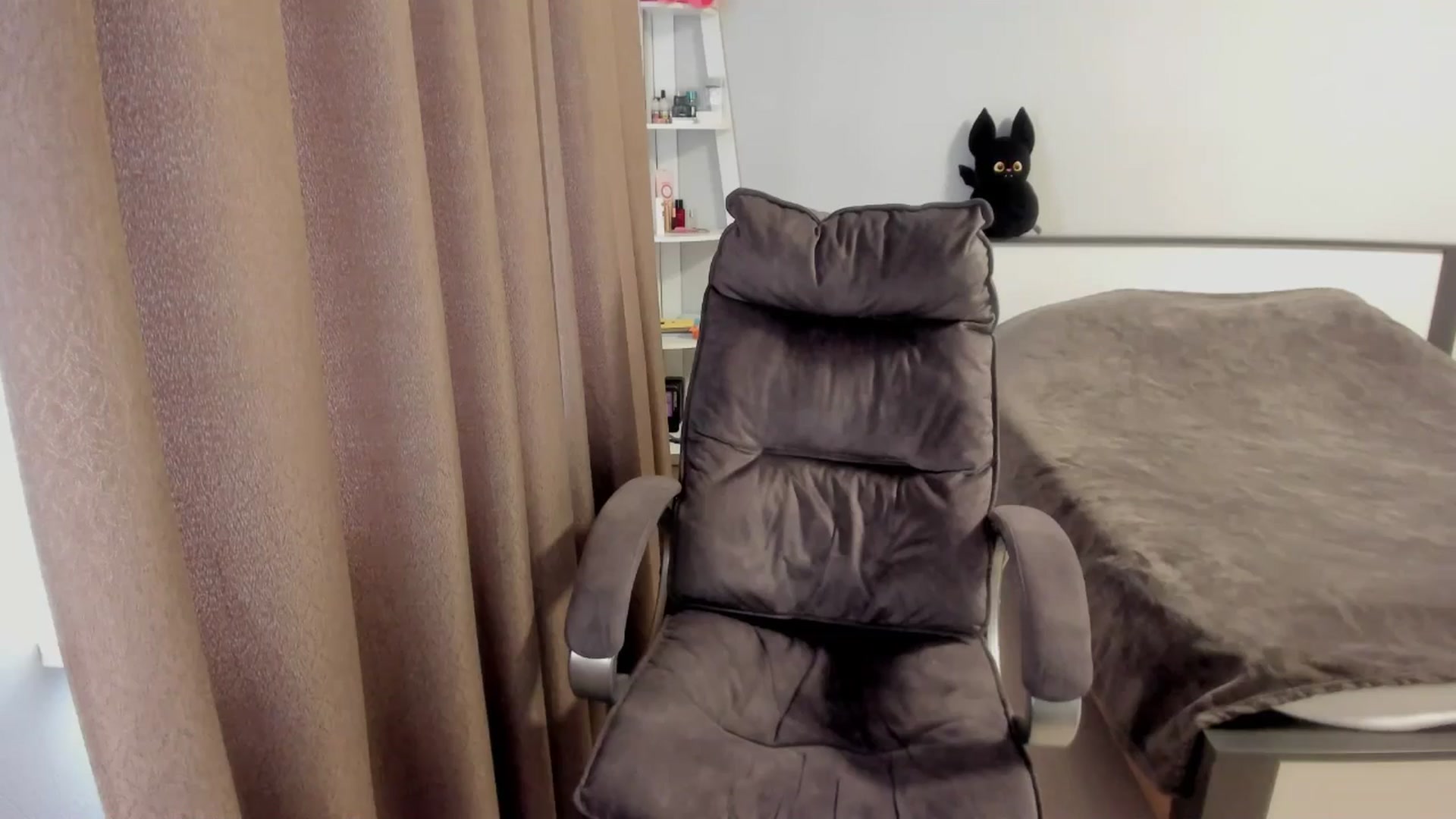 Gallery image thumbnail from Iam_Sasha's myfreecams stream on, 11/12/2025, 10:50 image 10 of 20