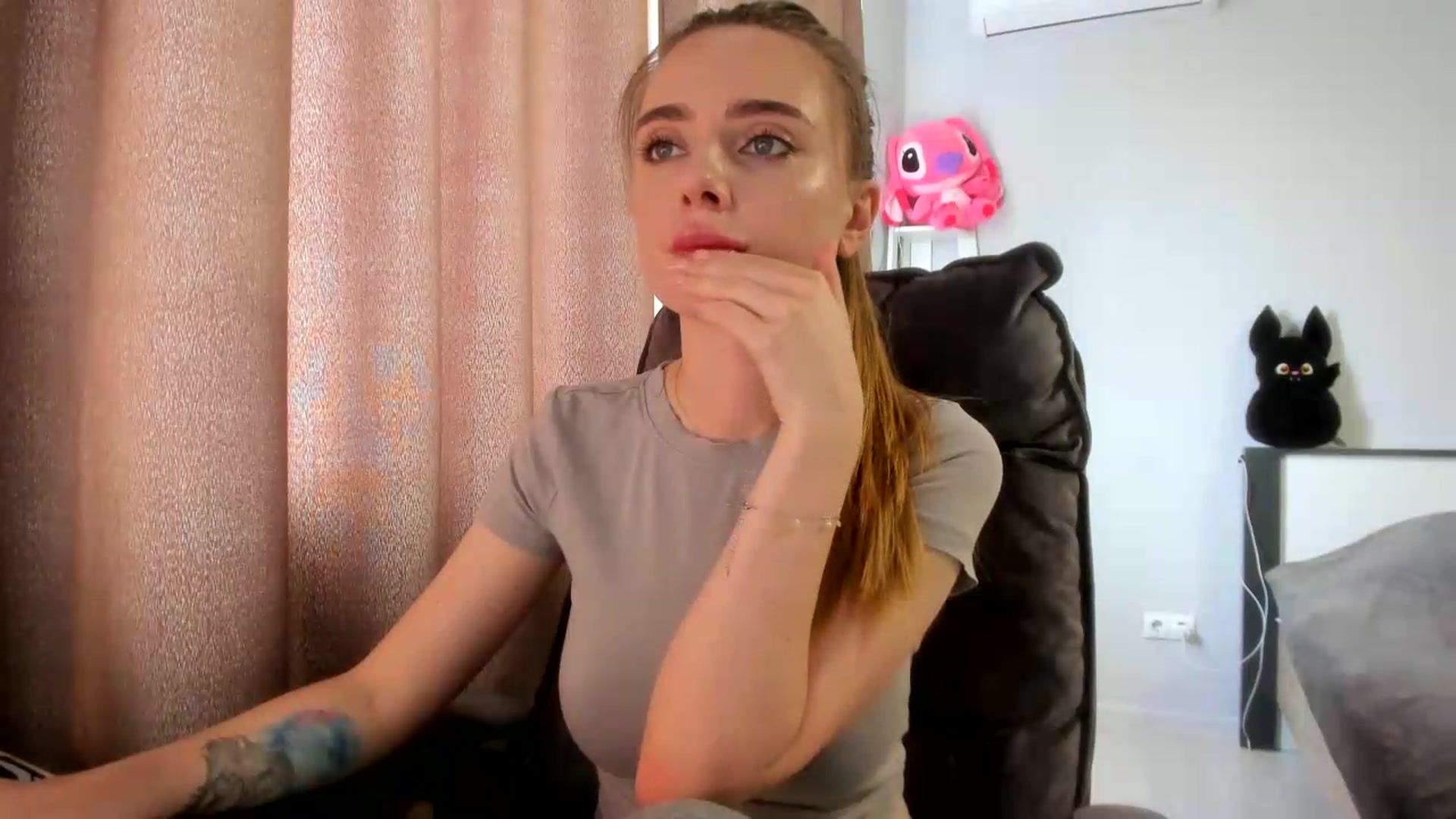 Gallery image thumbnail from Iam_Sasha's myfreecams stream on, 05/20/2026, 11:38 image 7 of 20