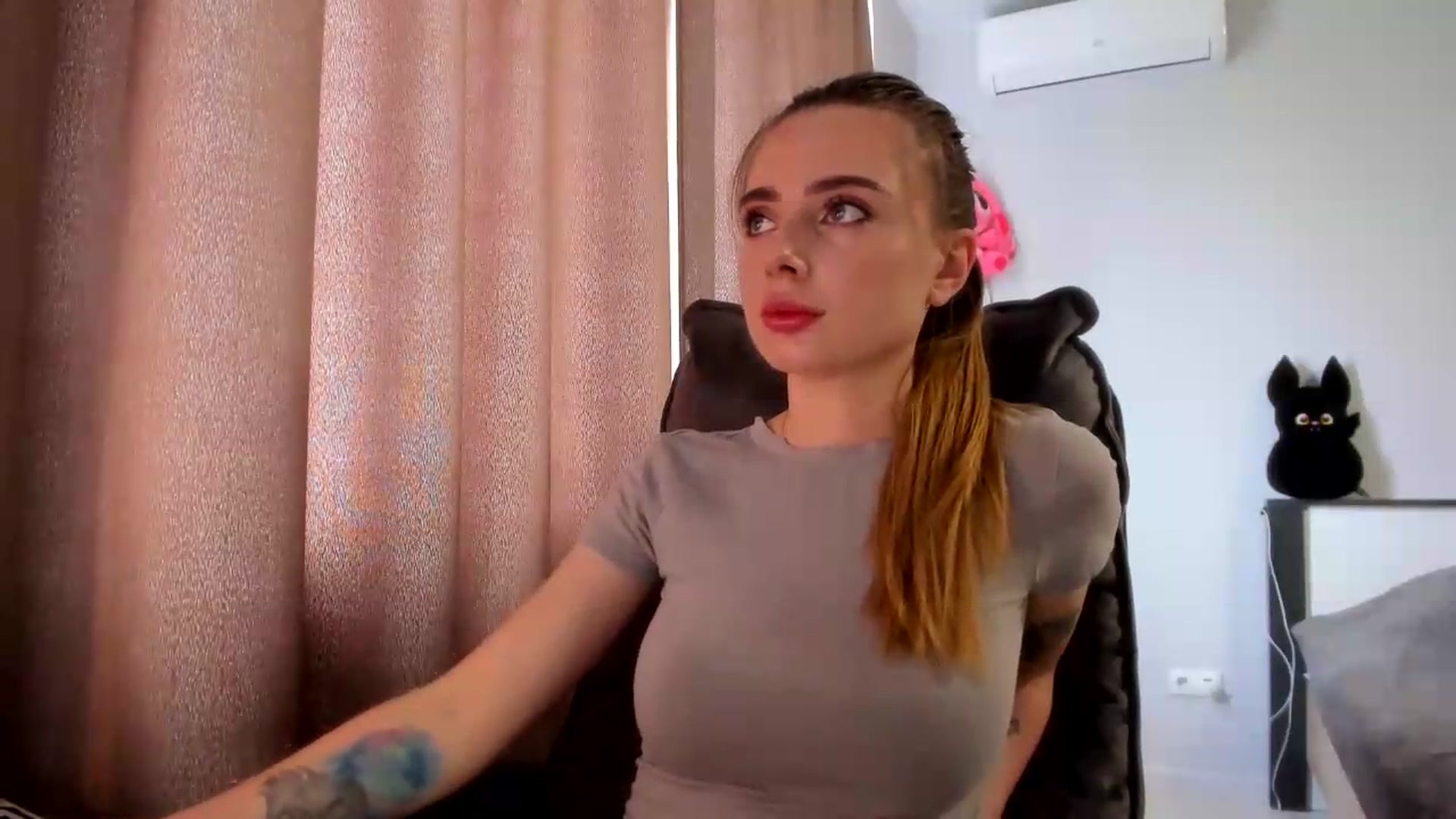 Gallery image thumbnail from Iam_Sasha's myfreecams stream on, 05/20/2026, 11:38 image 5 of 20